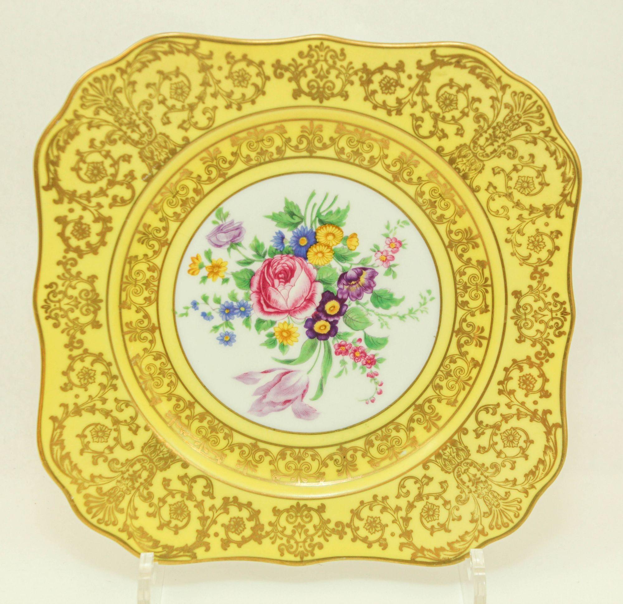 Antike Hutschenreuther Selb Bayern Fine China Square Selb Bayern Deutschland Floral Gelb und Gold.
Hutschenreuther Selb Bavaria mit goldumrandetem quadratischem Zierteller.
Wunderschöne quadratische Platte mit einem schönen handgemalten 22-karätigen