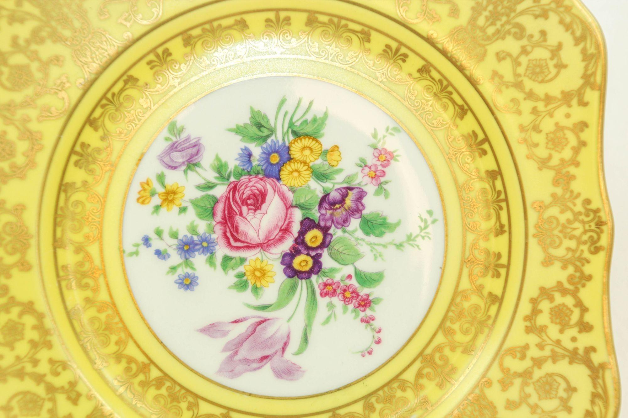 Antiker quadratischer Hutschenreuther Selb Bavaria Feiner Porzellanteller mit Blumenmuster aus Gelbgold (Empire) im Angebot