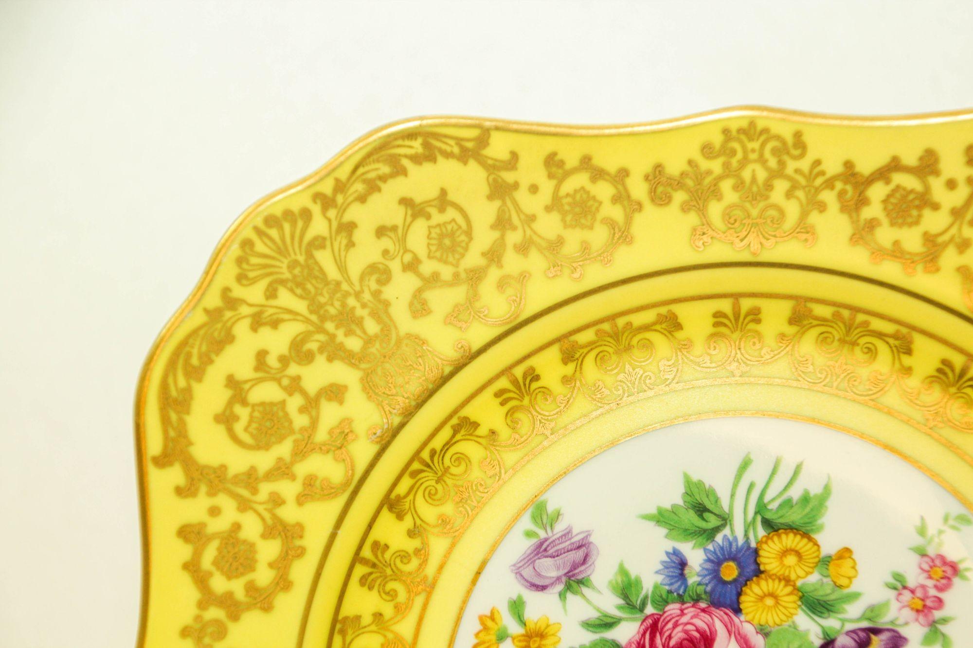 Antiker quadratischer Hutschenreuther Selb Bavaria Feiner Porzellanteller mit Blumenmuster aus Gelbgold (Deutsch) im Angebot