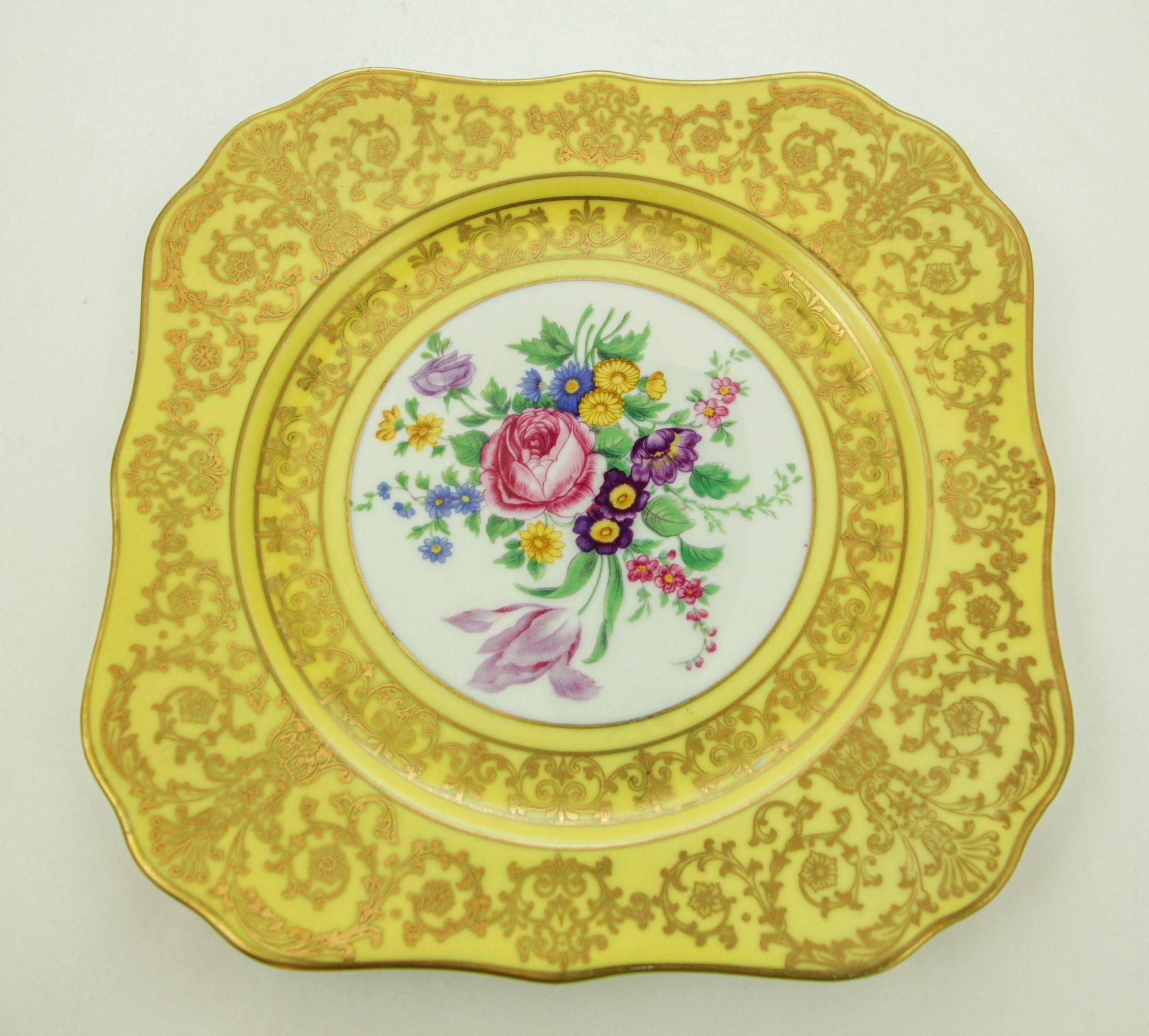Antiker quadratischer Hutschenreuther Selb Bavaria Feiner Porzellanteller mit Blumenmuster aus Gelbgold (Handgefertigt) im Angebot