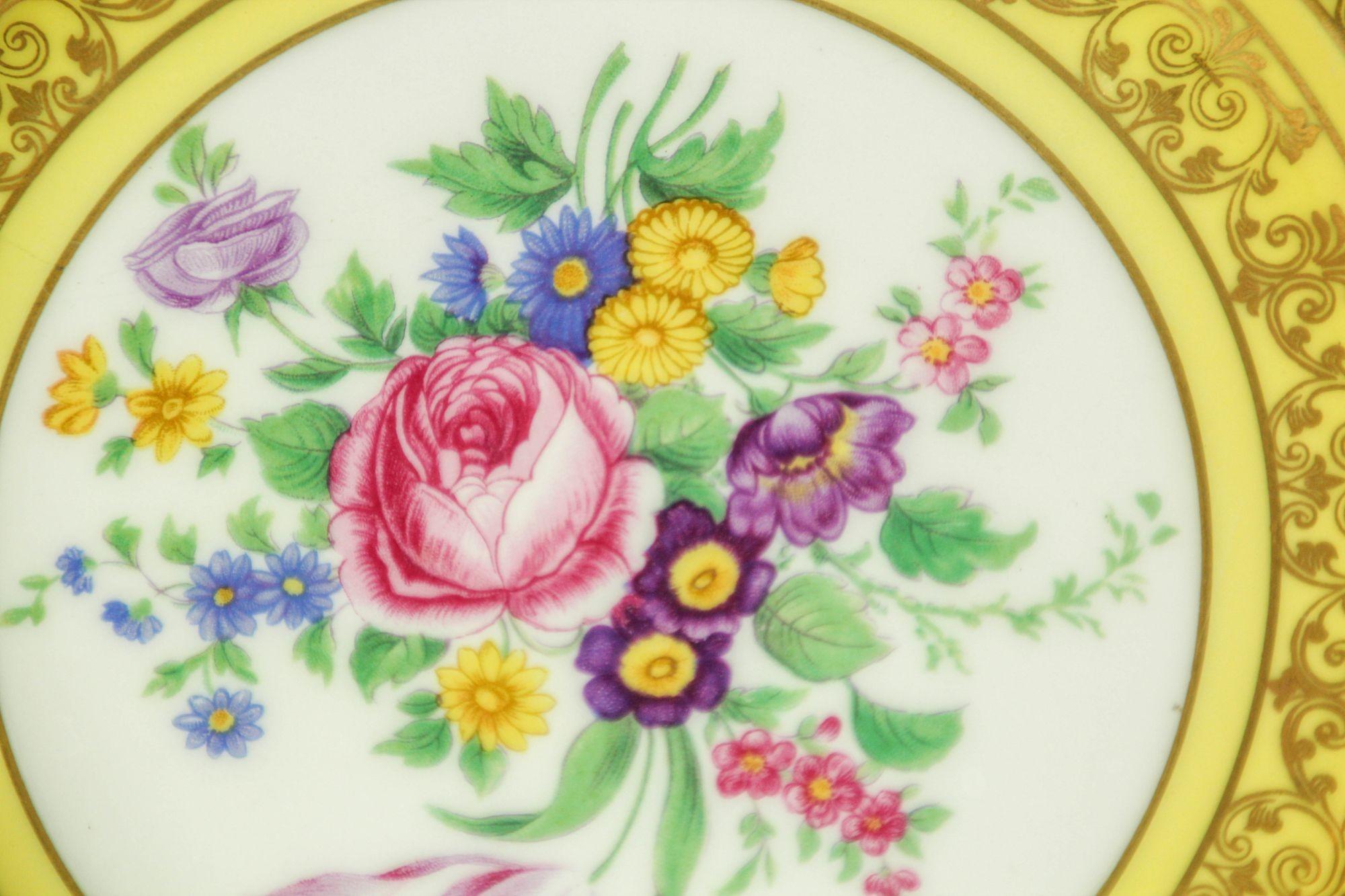 Antiker quadratischer Hutschenreuther Selb Bavaria Feiner Porzellanteller mit Blumenmuster aus Gelbgold im Zustand „Gut“ im Angebot in North Hollywood, CA