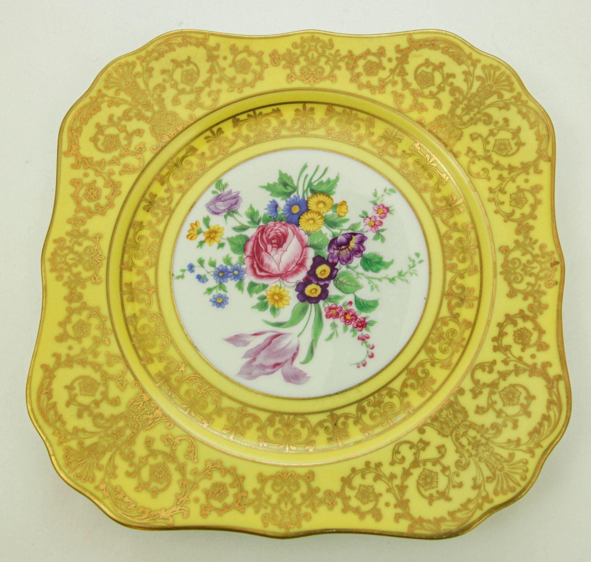 Antiker quadratischer Hutschenreuther Selb Bavaria Feiner Porzellanteller mit Blumenmuster aus Gelbgold (20. Jahrhundert) im Angebot
