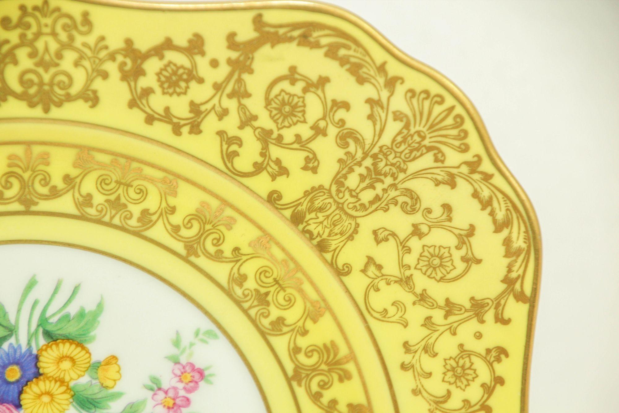 Antiker quadratischer Hutschenreuther Selb Bavaria Feiner Porzellanteller mit Blumenmuster aus Gelbgold im Angebot 1