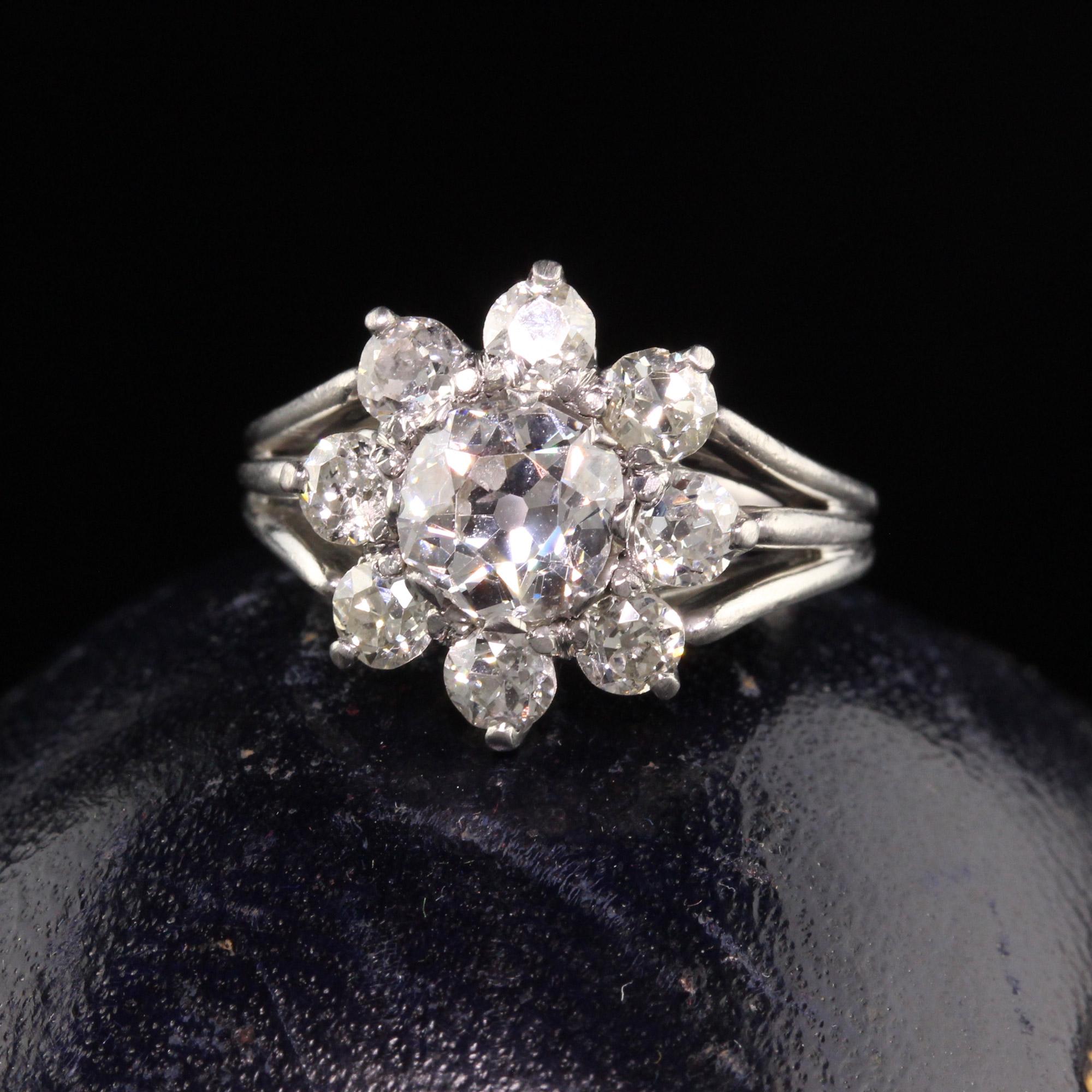 Schöner antiker HW Beattie and Sons Art Deco Platin Old Mine Diamant Verlobungsring. Dieser wunderschöne Verlobungsring zeigt einen Diamanten aus einer alten Mine in der Mitte einer flachen Fassung:: umgeben von Diamanten mit altem europäischem