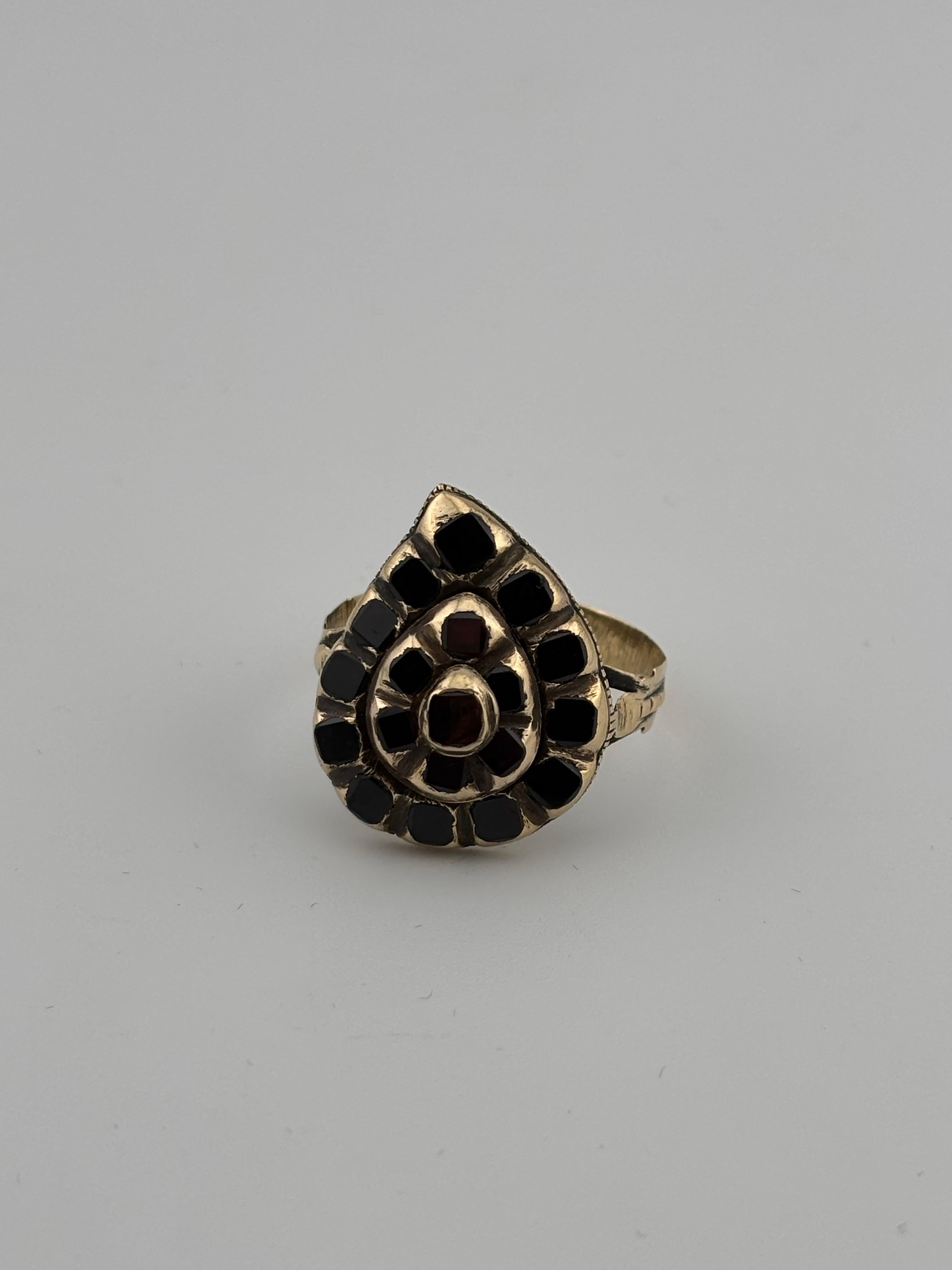 Anello antico in oro 18k con granato iberico tagliato a tavola del 1780 circa in vendita 7
