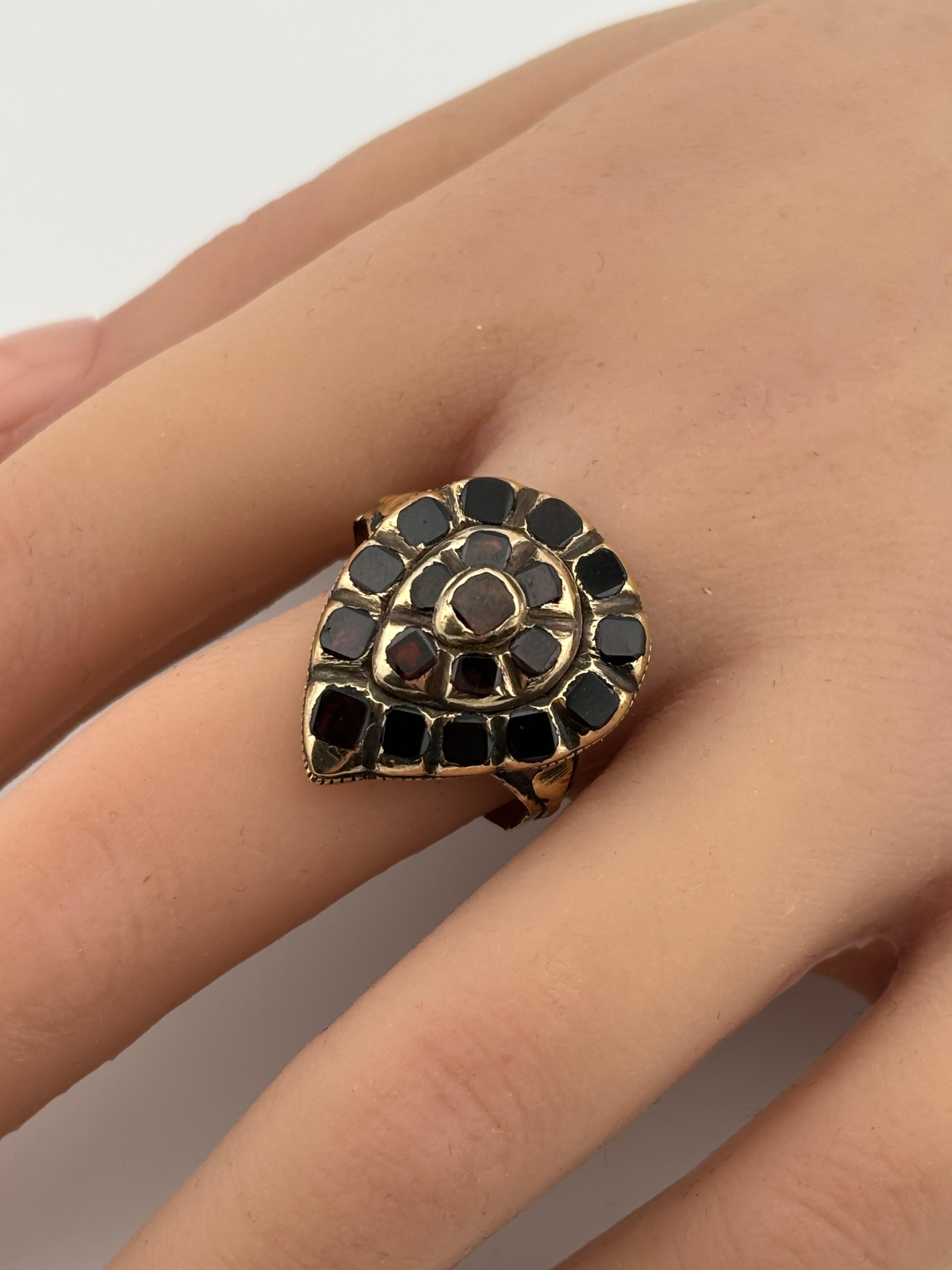 Anello antico in oro 18k con granato iberico tagliato a tavola del 1780 circa in vendita 8