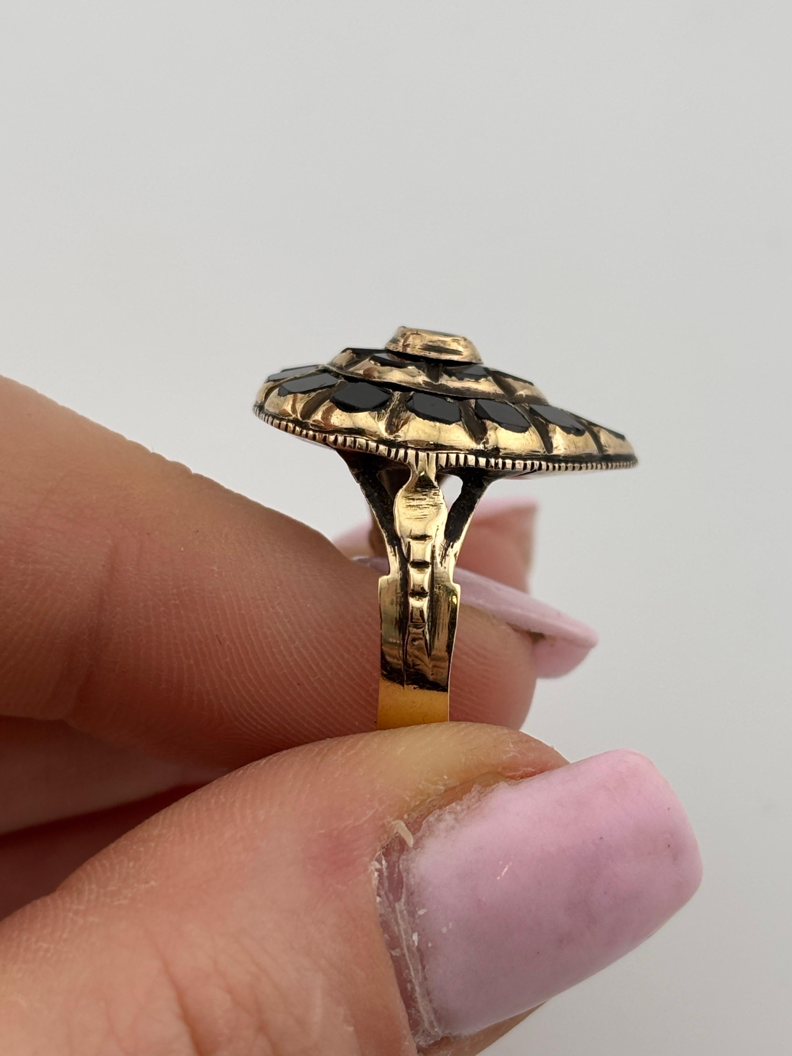 Anello antico in oro 18k con granato iberico tagliato a tavola del 1780 circa in vendita 9