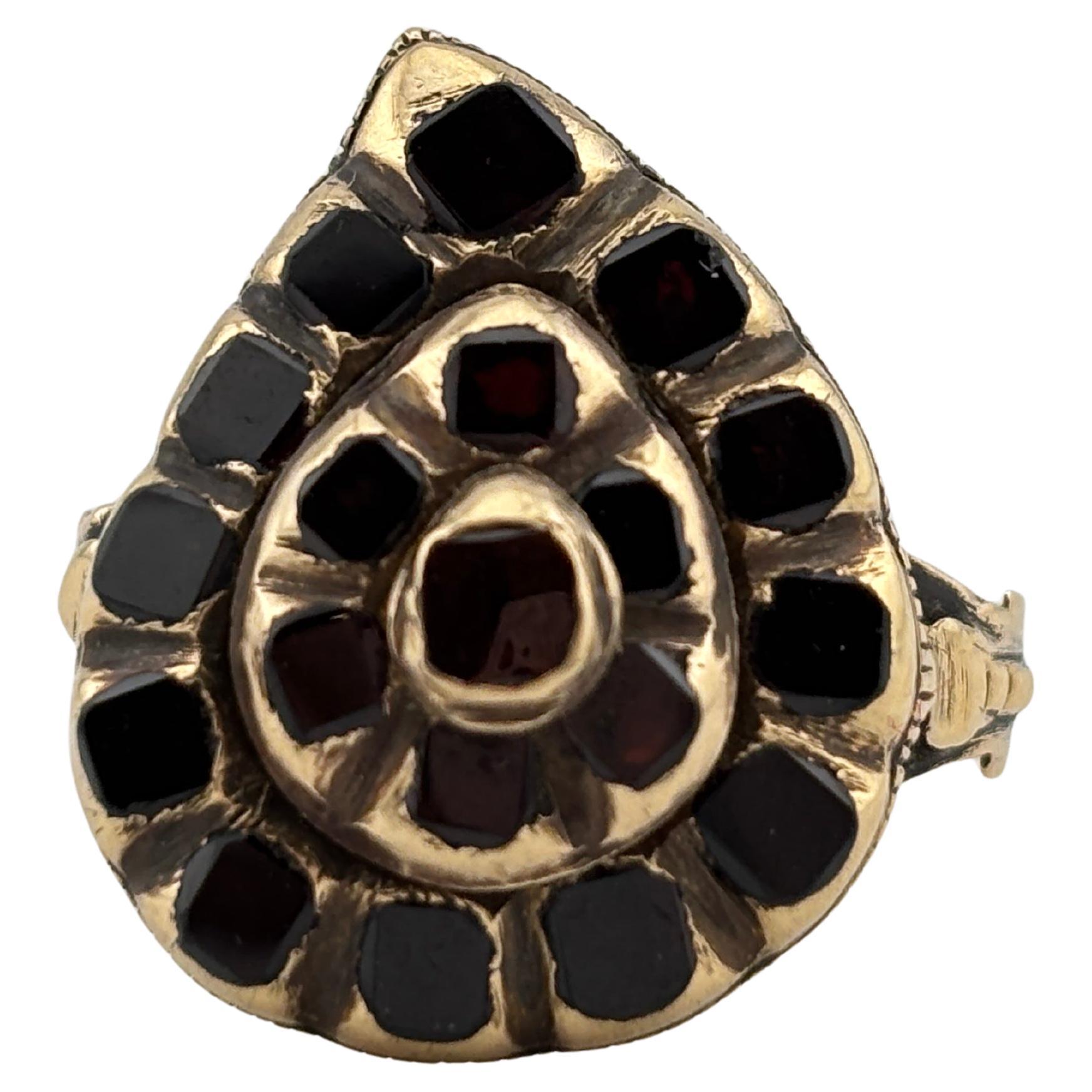 Anello antico in oro 18k con granato iberico tagliato a tavola del 1780 circa in vendita 10