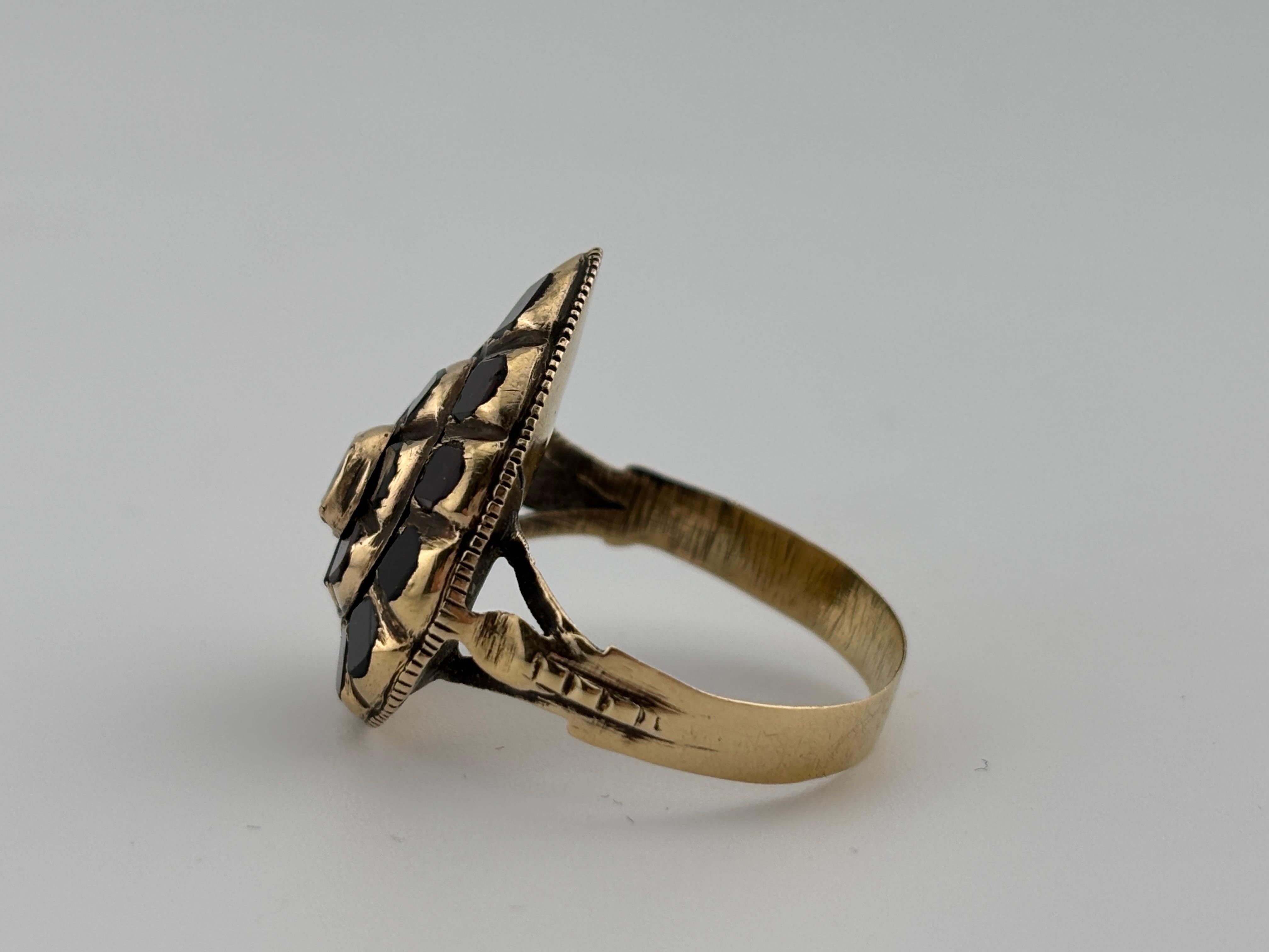 Anello antico in oro 18k con granato iberico tagliato a tavola del 1780 circa in vendita 11