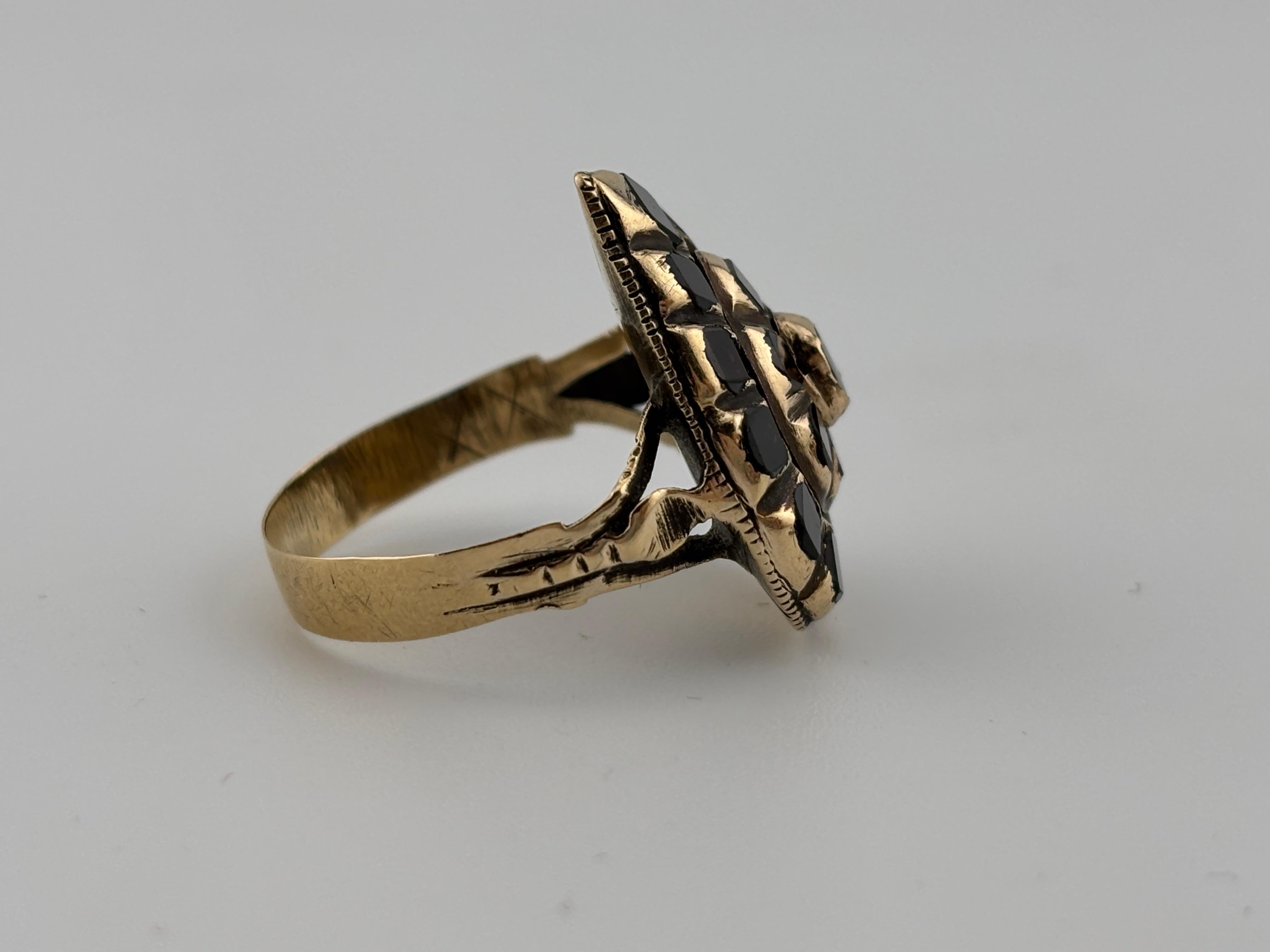 Anello antico in oro 18k con granato iberico tagliato a tavola del 1780 circa in vendita 12