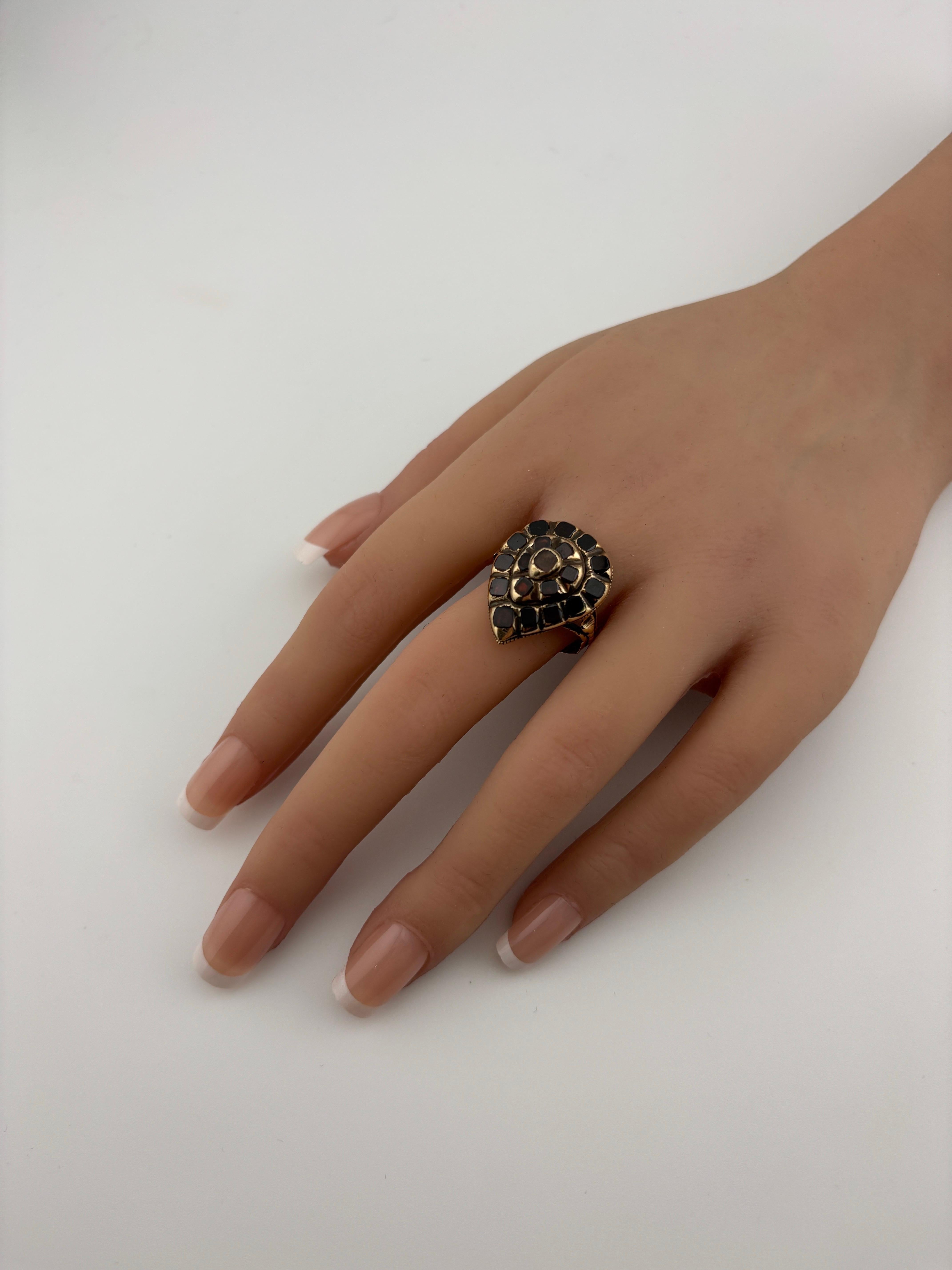 Anello antico in oro 18k con granato iberico tagliato a tavola del 1780 circa in vendita 13
