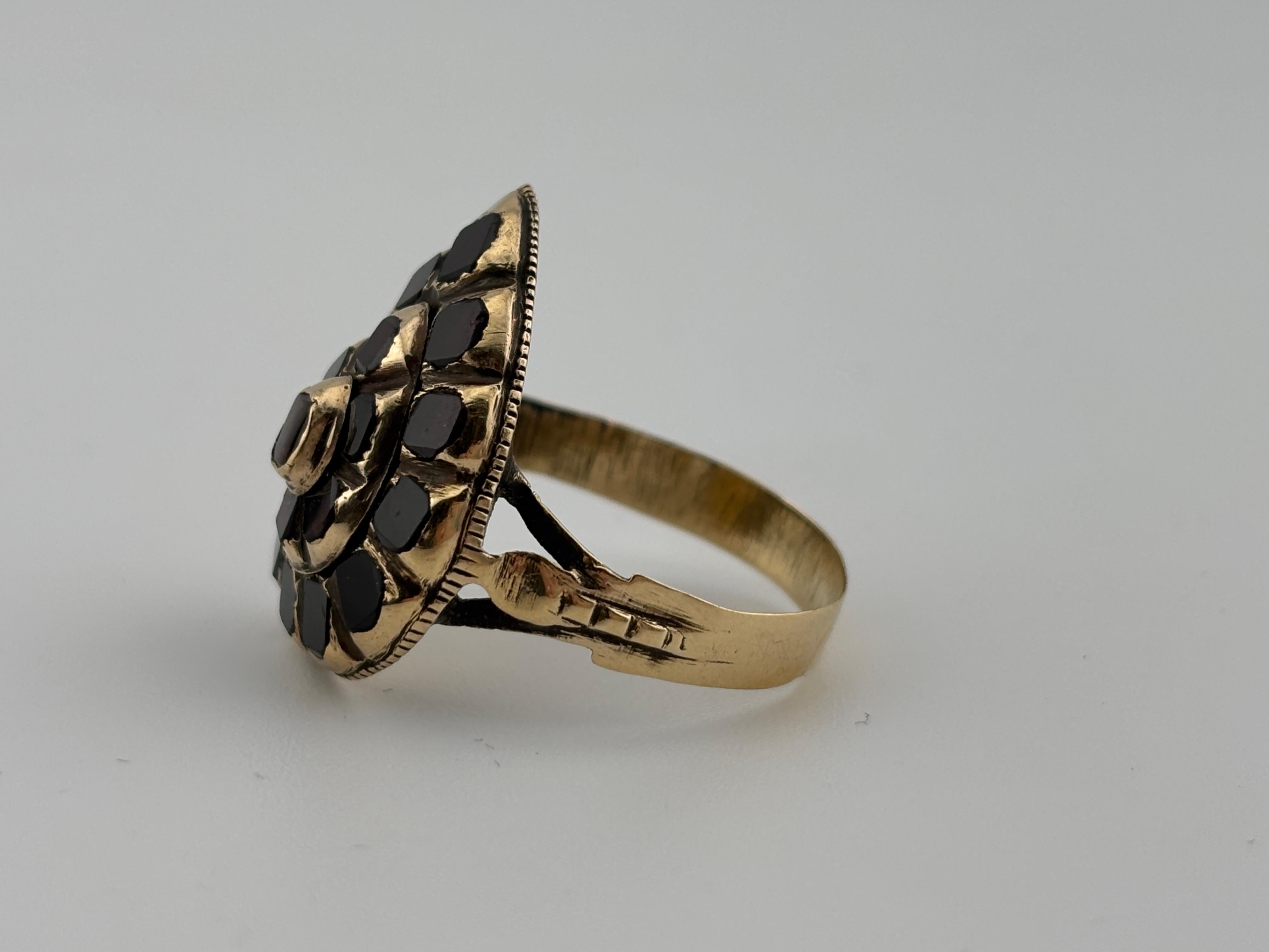 Portrait Anello antico in oro 18k con granato iberico tagliato a tavola del 1780 circa in vendita
