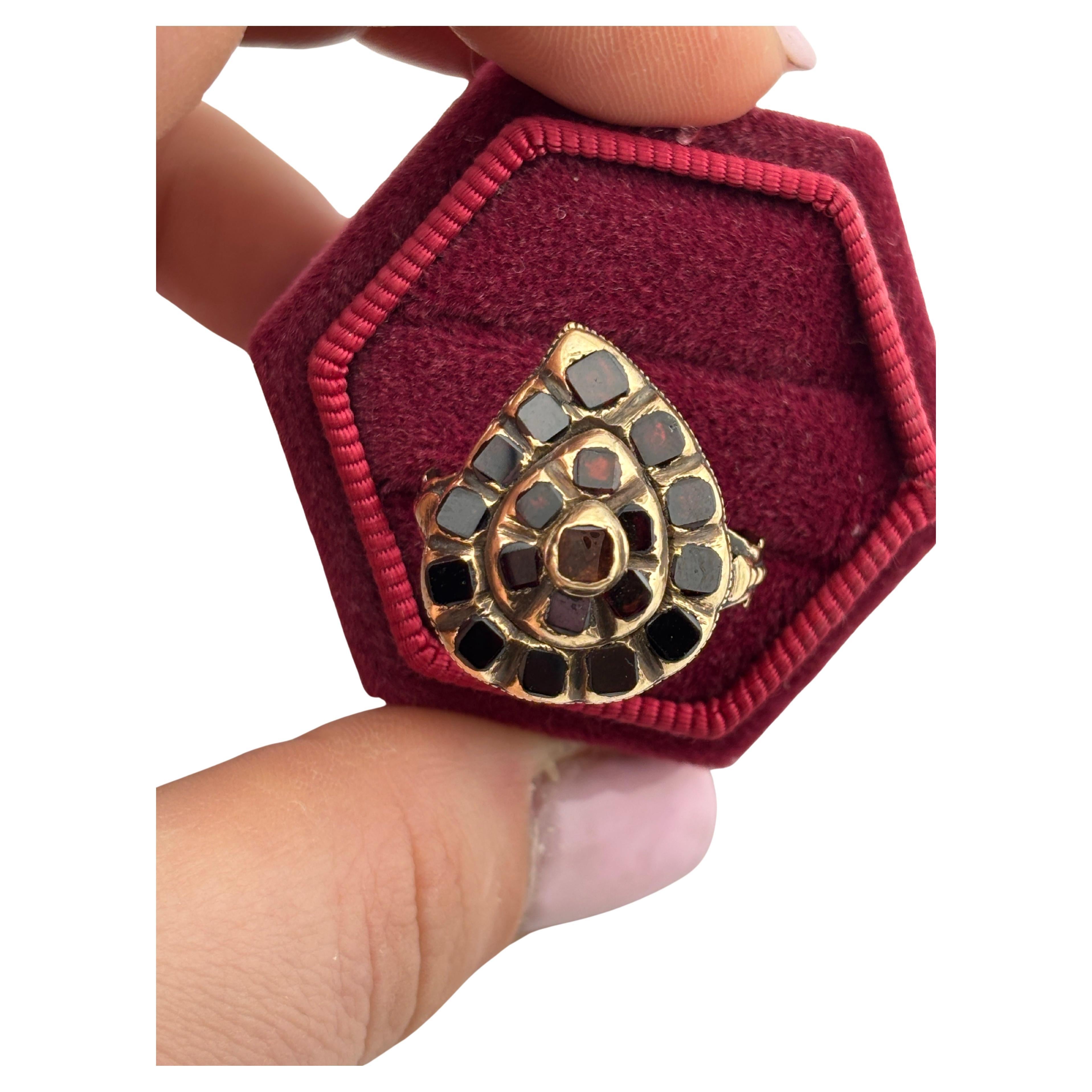 Anello antico in oro 18k con granato iberico tagliato a tavola del 1780 circa In condizioni buone in vendita a Bernardsville, NJ