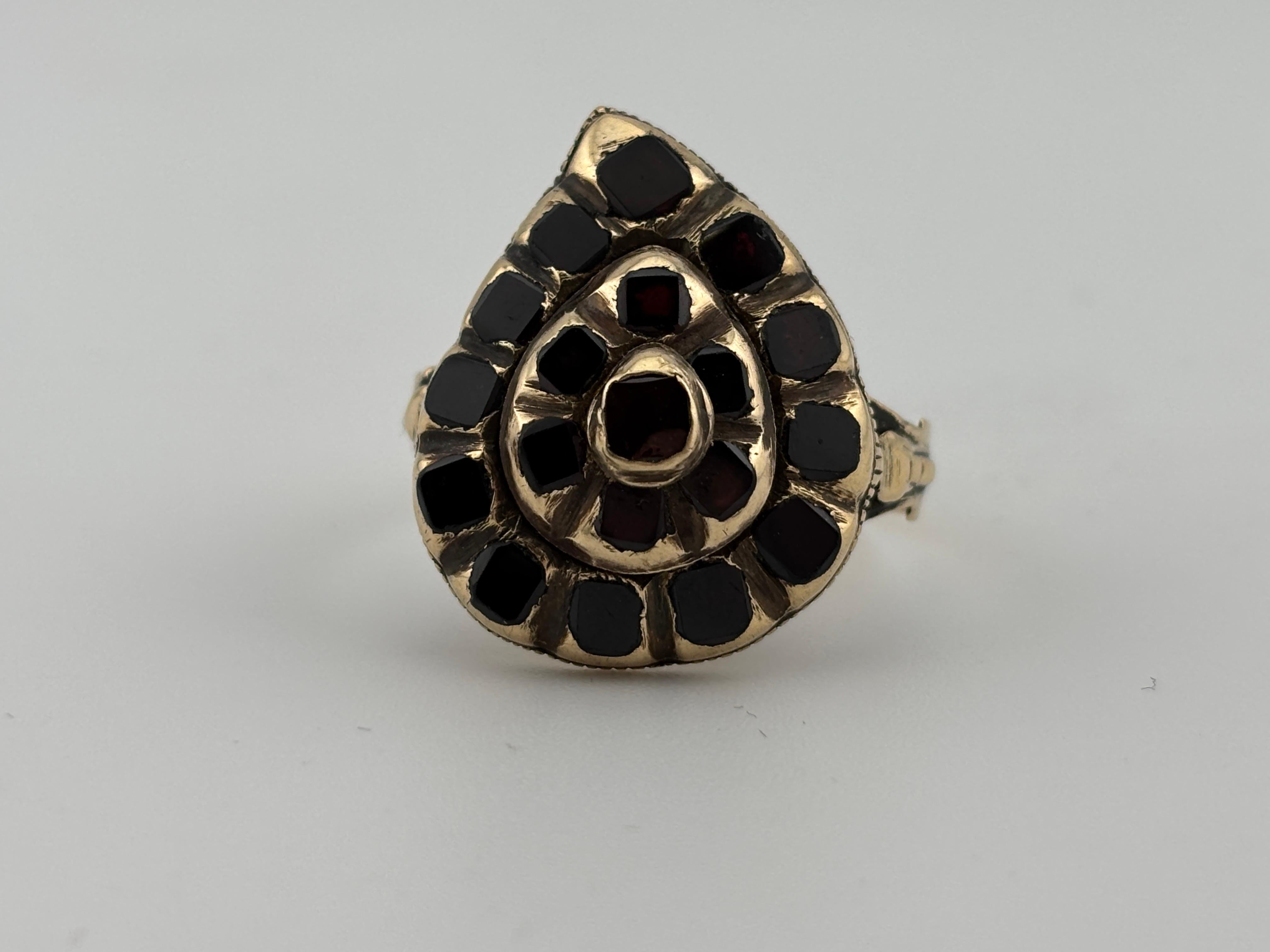 Anello antico in oro 18k con granato iberico tagliato a tavola del 1780 circa in vendita 2