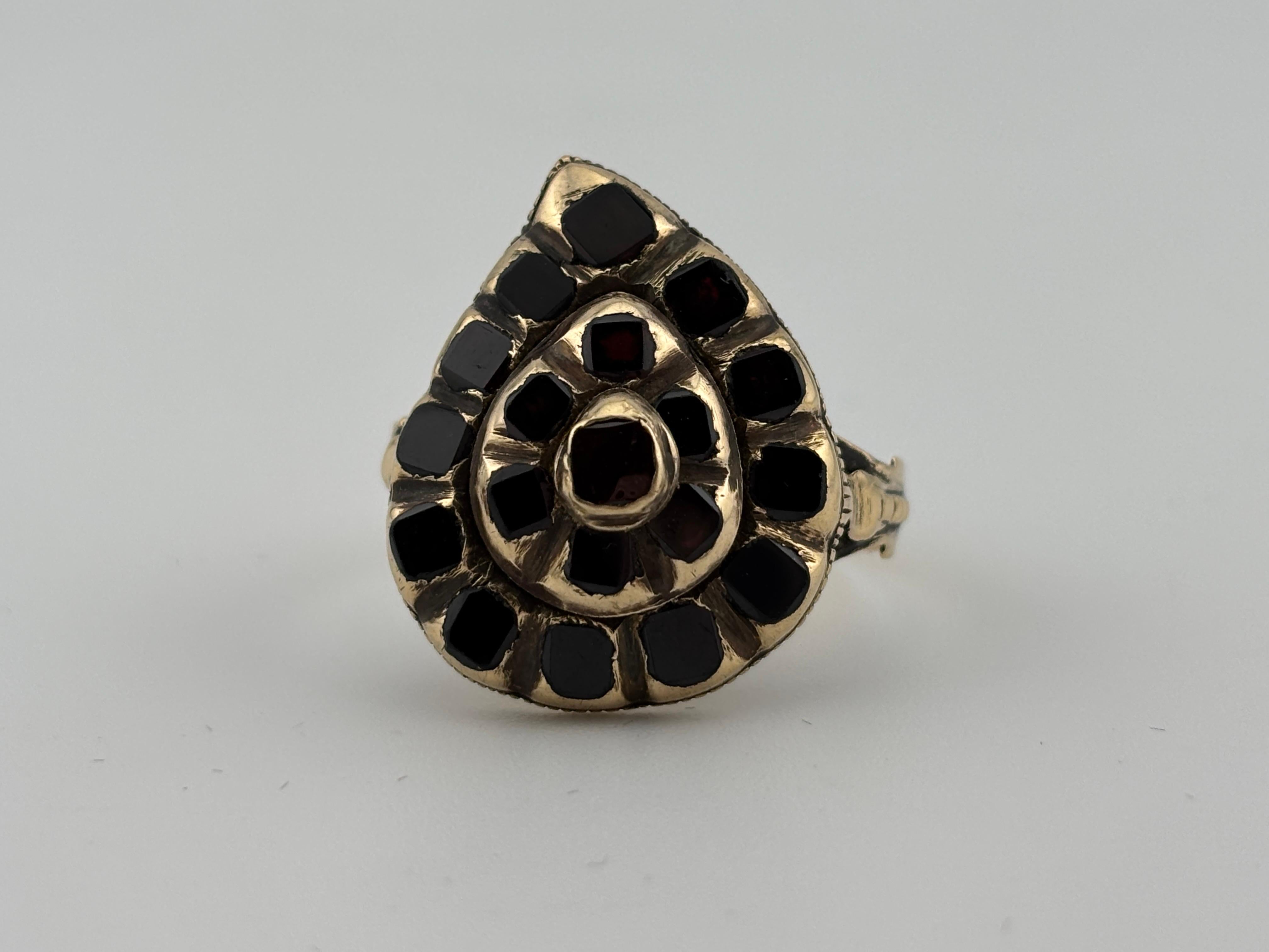Anello antico in oro 18k con granato iberico tagliato a tavola del 1780 circa in vendita 3