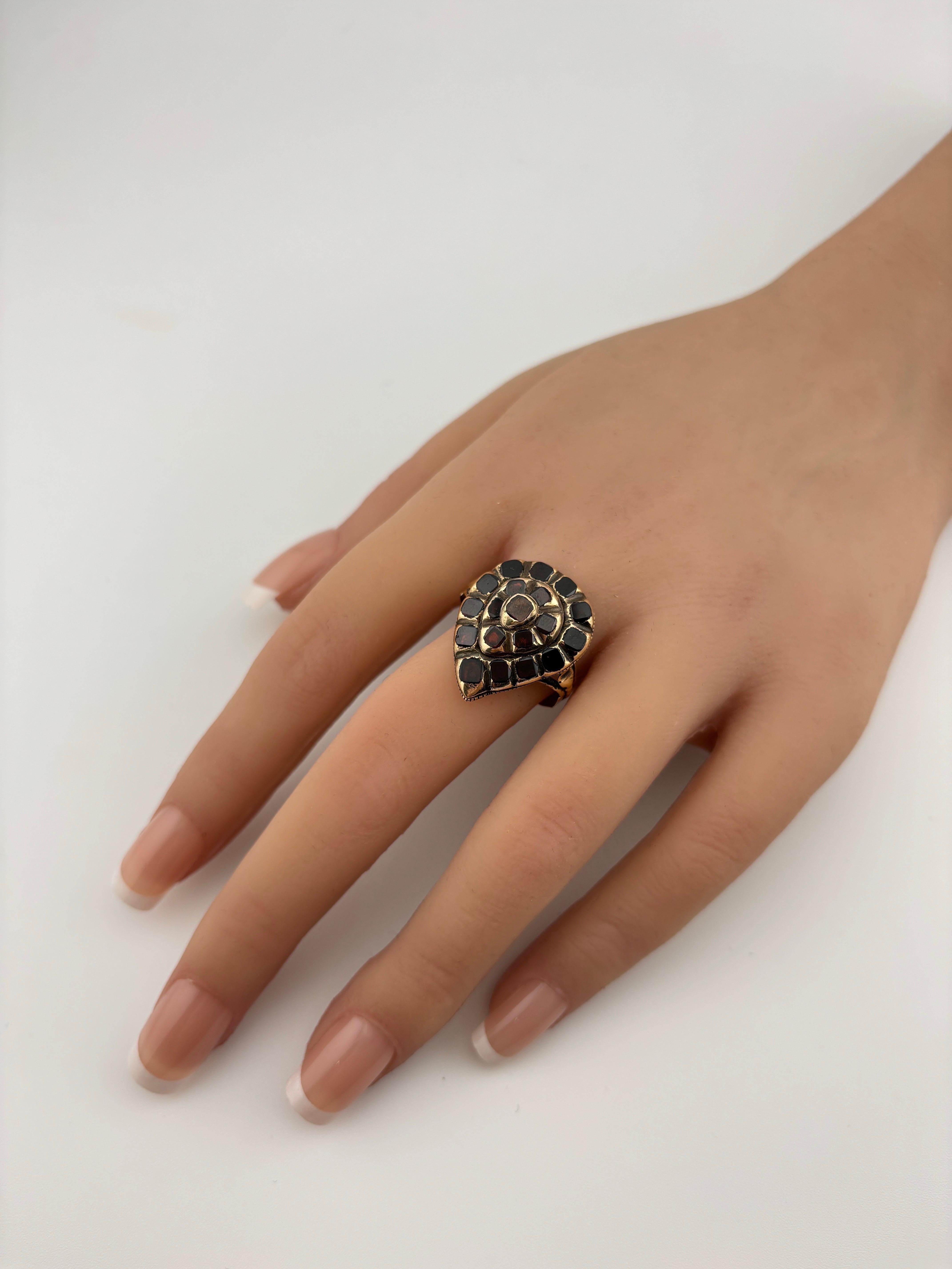 Anello antico in oro 18k con granato iberico tagliato a tavola del 1780 circa in vendita 4