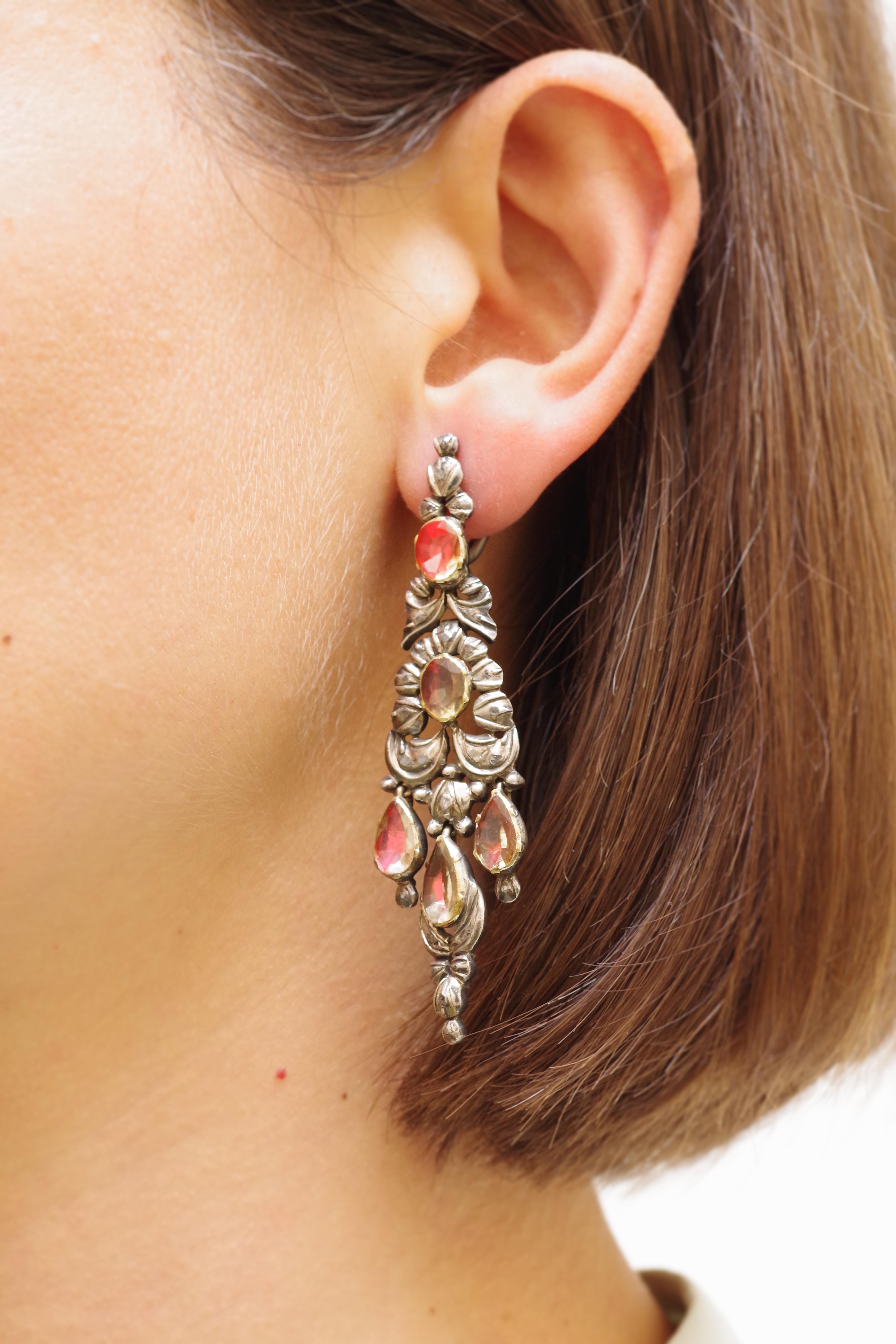 Antique Iberian foiled citrine earrings in 18k gold and silver, set with citrines and flat diamonds. Earrings are made up of five articulated elements, each adorned with small diamonds and large citrines set in gold on a pink-red foil. They are