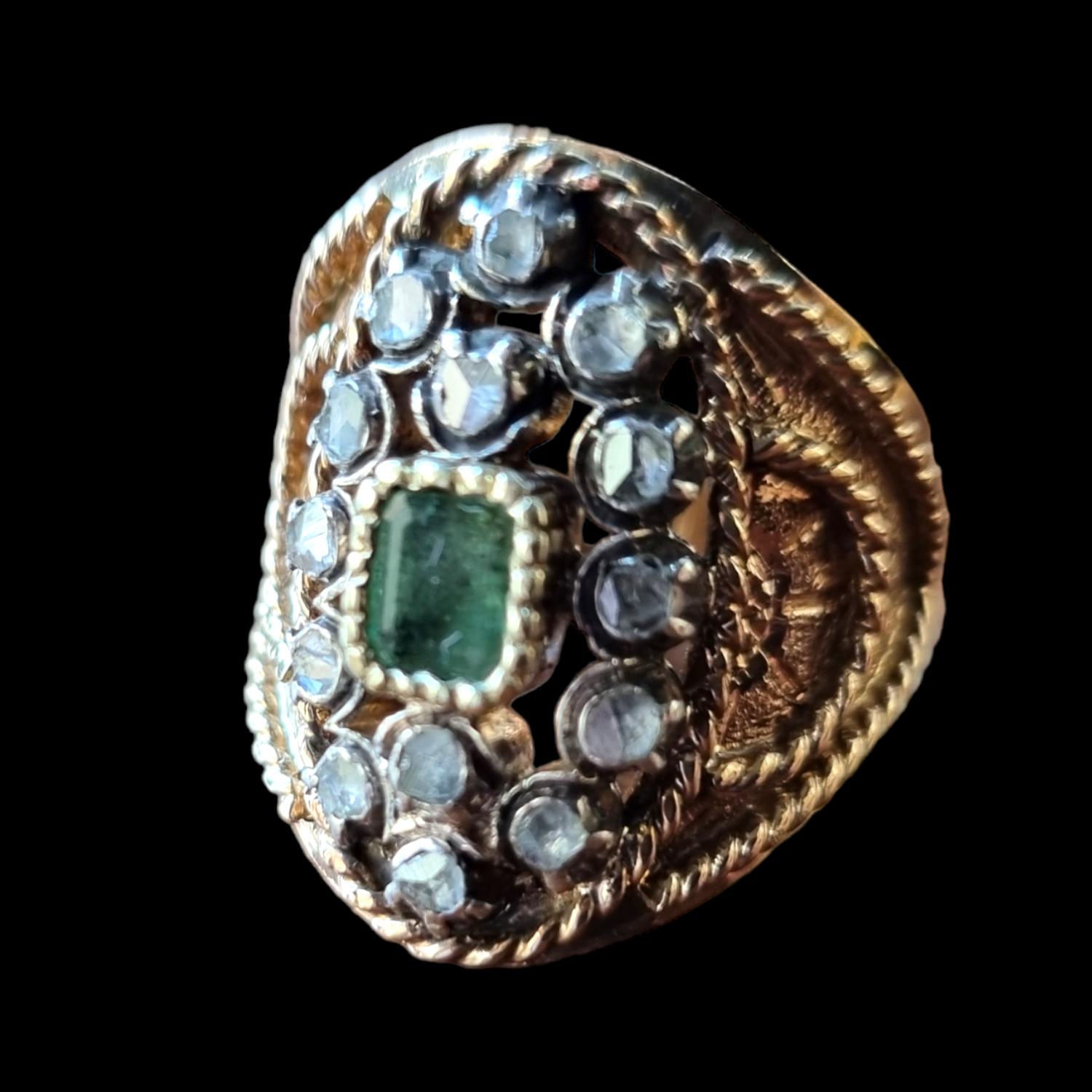Ancienne bague ibérique (géorgienne) en forme de navette avec émeraudes et diamants 19ème siècle Bon état - En vente à OVIEDO, AS