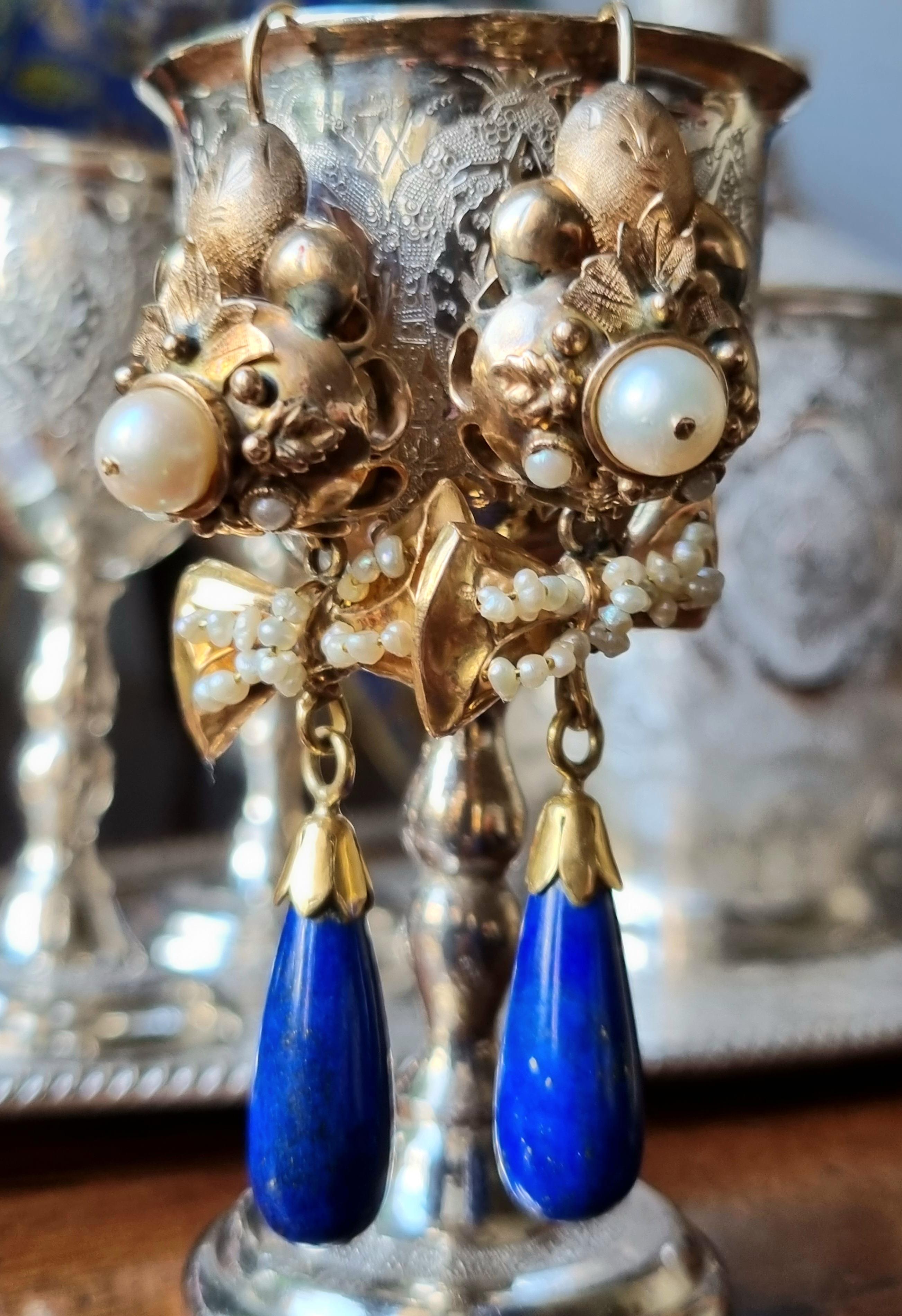 Boucles d'oreilles en or 18 carats avec pendentif en lapis-lazuli et perles de rocaille en vente 4