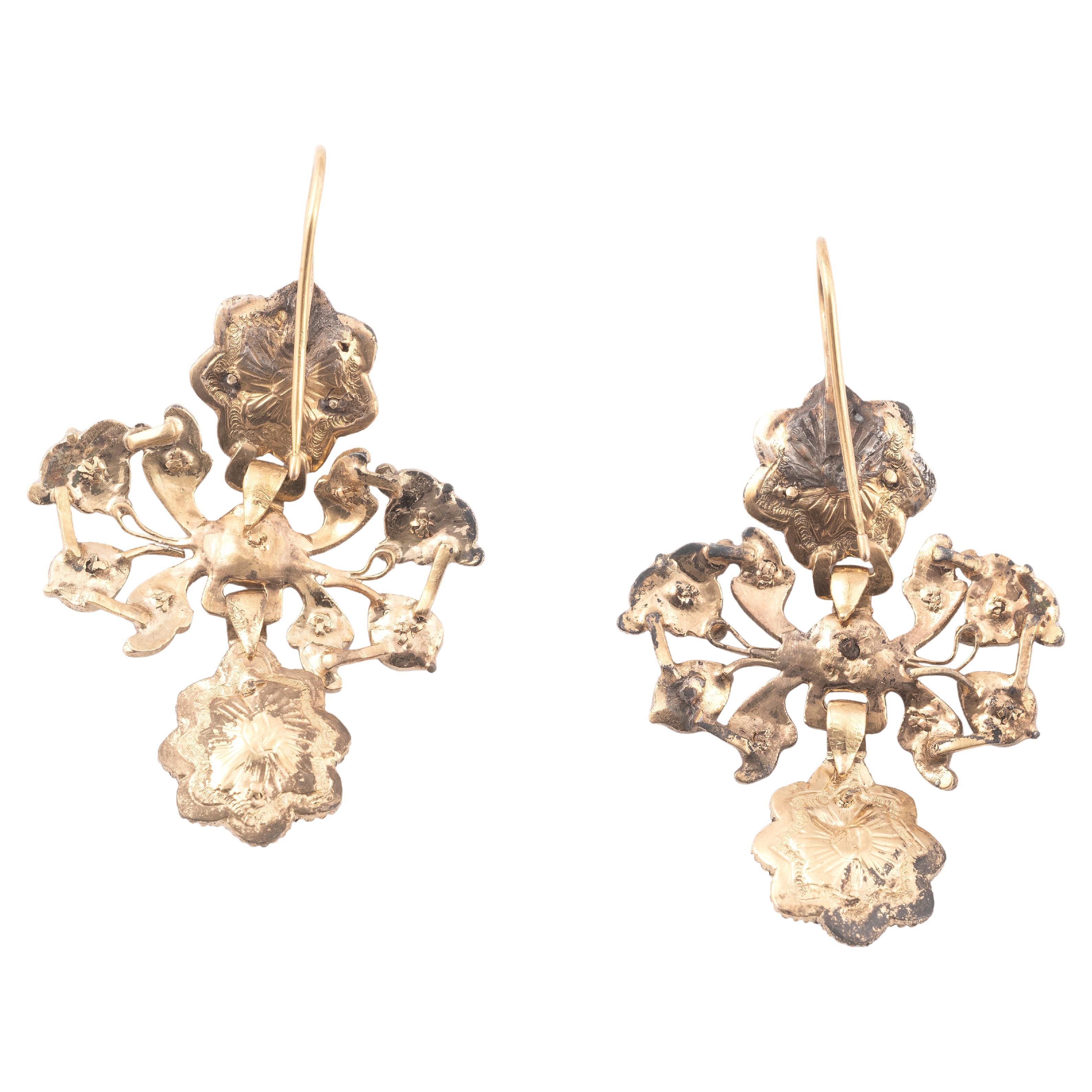 Antique Iberian pendant earrings set with rose-cut diamonds and emeralds in silver and gold, closed on the back, with scrollwork details.

Period. 18th Century

Length 3.9cm