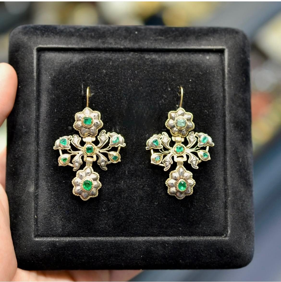 Women's or Men's Antique Iberian Of Diamond & Emerald Girandole Pendent Earrings 18th Century For Sale