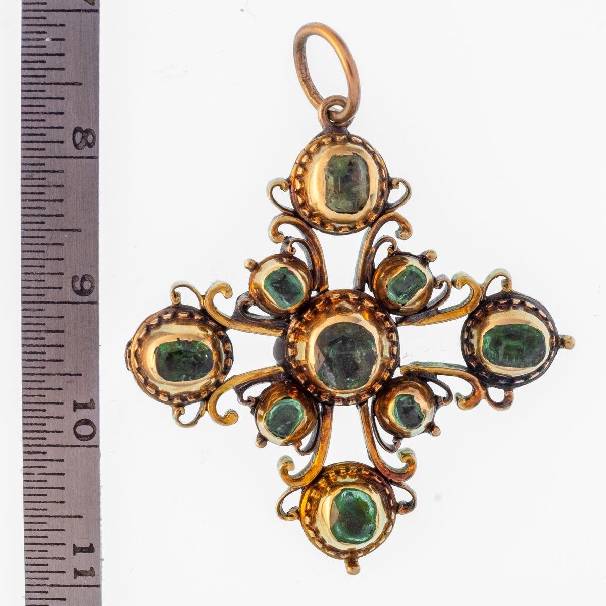 Women's or Men's Antique Iberian Peninsula 18 Karat Yellow Gold and Emerald Cross Charm