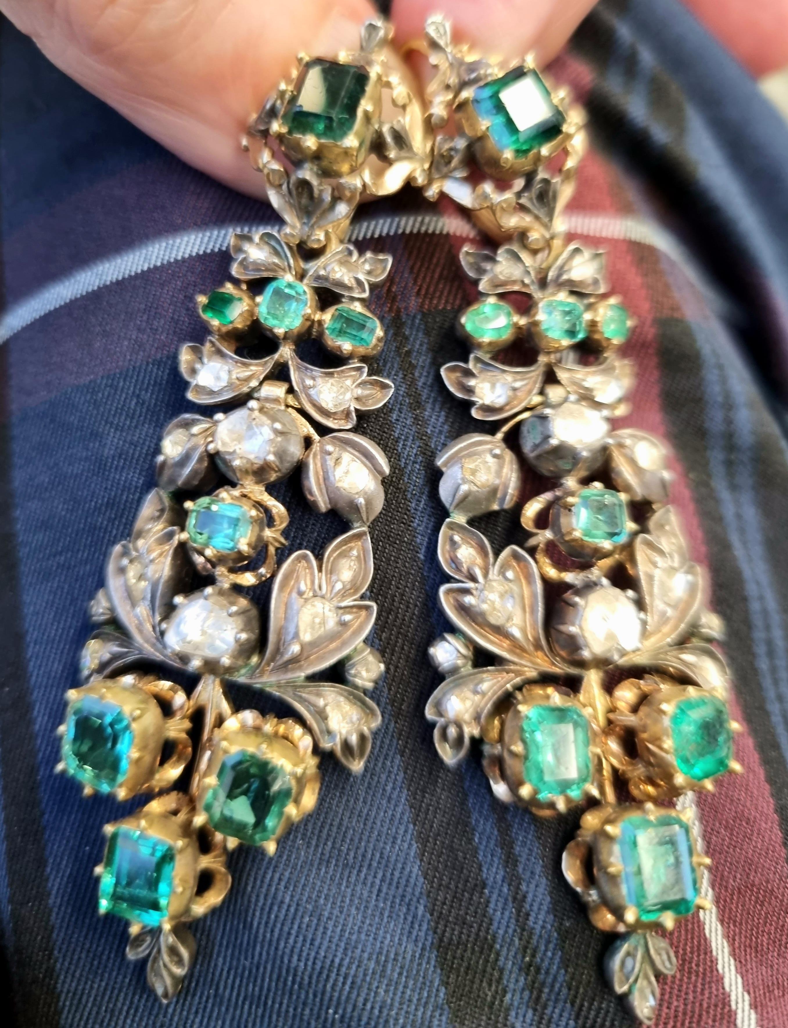 Glänzendes Paar Kronleuchter-Ohrringe in Museumsqualität (Sammlerstück), mit elektrisch veredelten Smaragden. Intarsien aus Diamanten im Rosen- und Tafelschliff.
Hervorragend erhalten, aus dem späten 18. Jahrhundert (1780). Ein Satz funkelnder