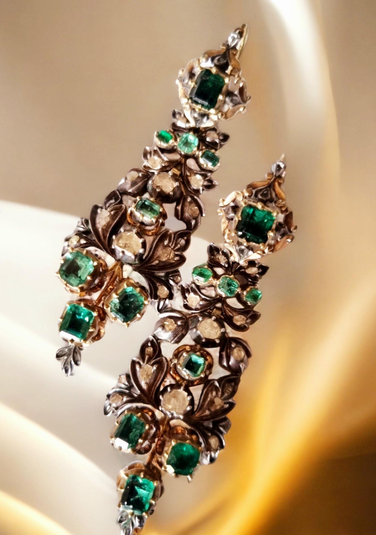 Boucles d'oreilles anciennes en émeraude colombienne et diamant de l'Ibérie (Espagne) fin 18ème siècle  Pour femmes en vente
