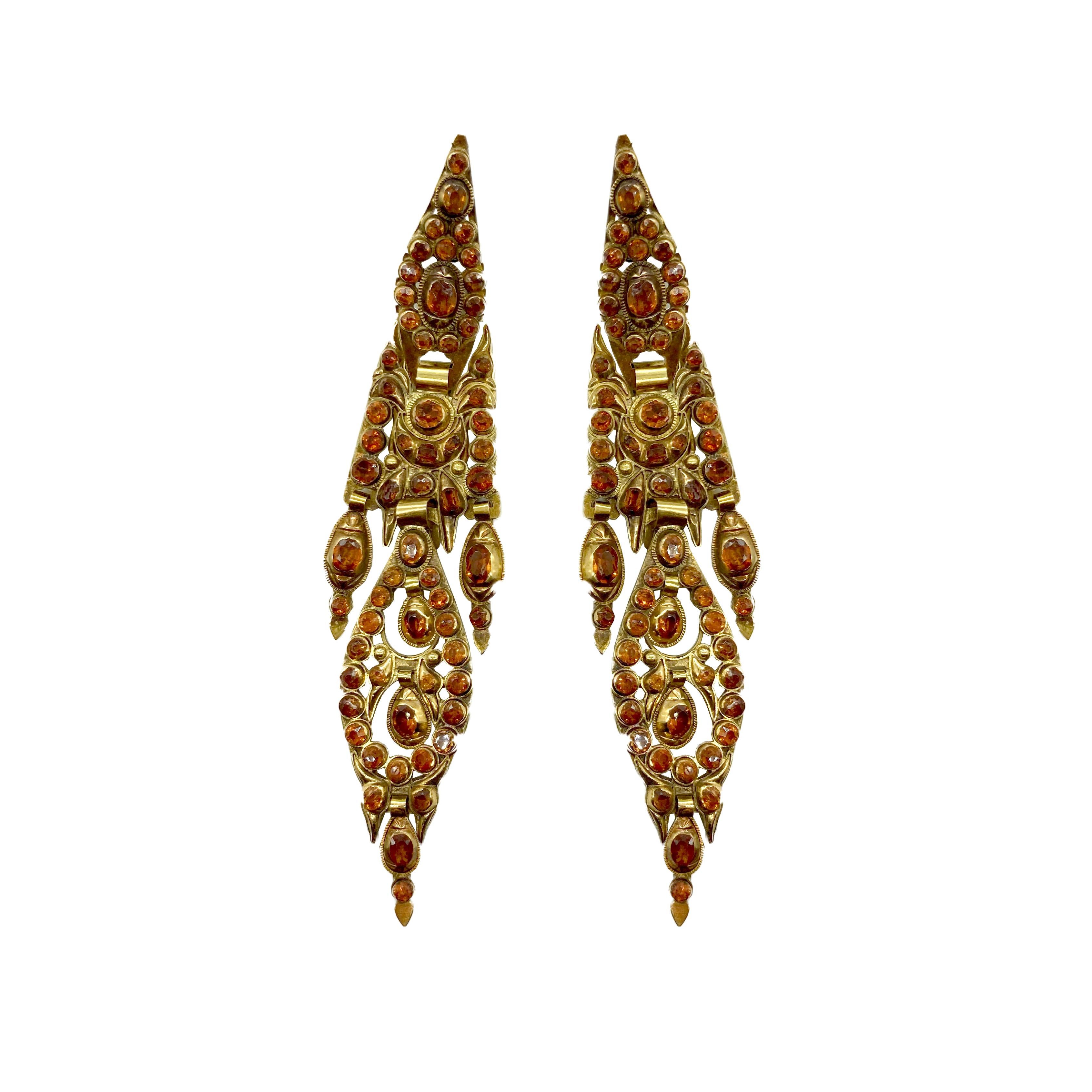 A stunning pair of antique Iberian earrings featuring a long cascade of spessartine garnets mounted in yellow gold. Made in Portugal, circa 18th century.