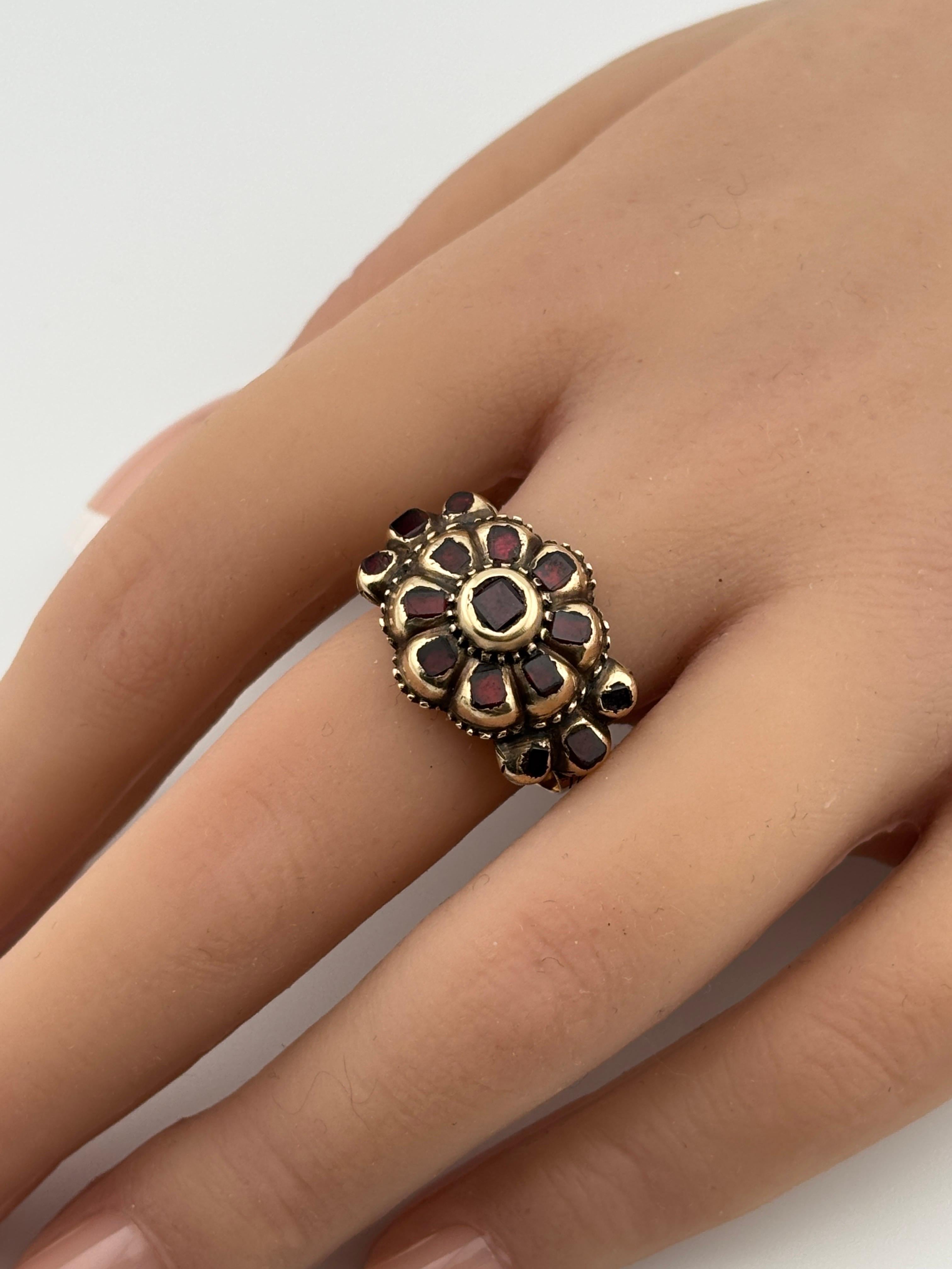 Bague Ibérique ancienne en or jaune 18 carats avec grenat taille table en vente 5