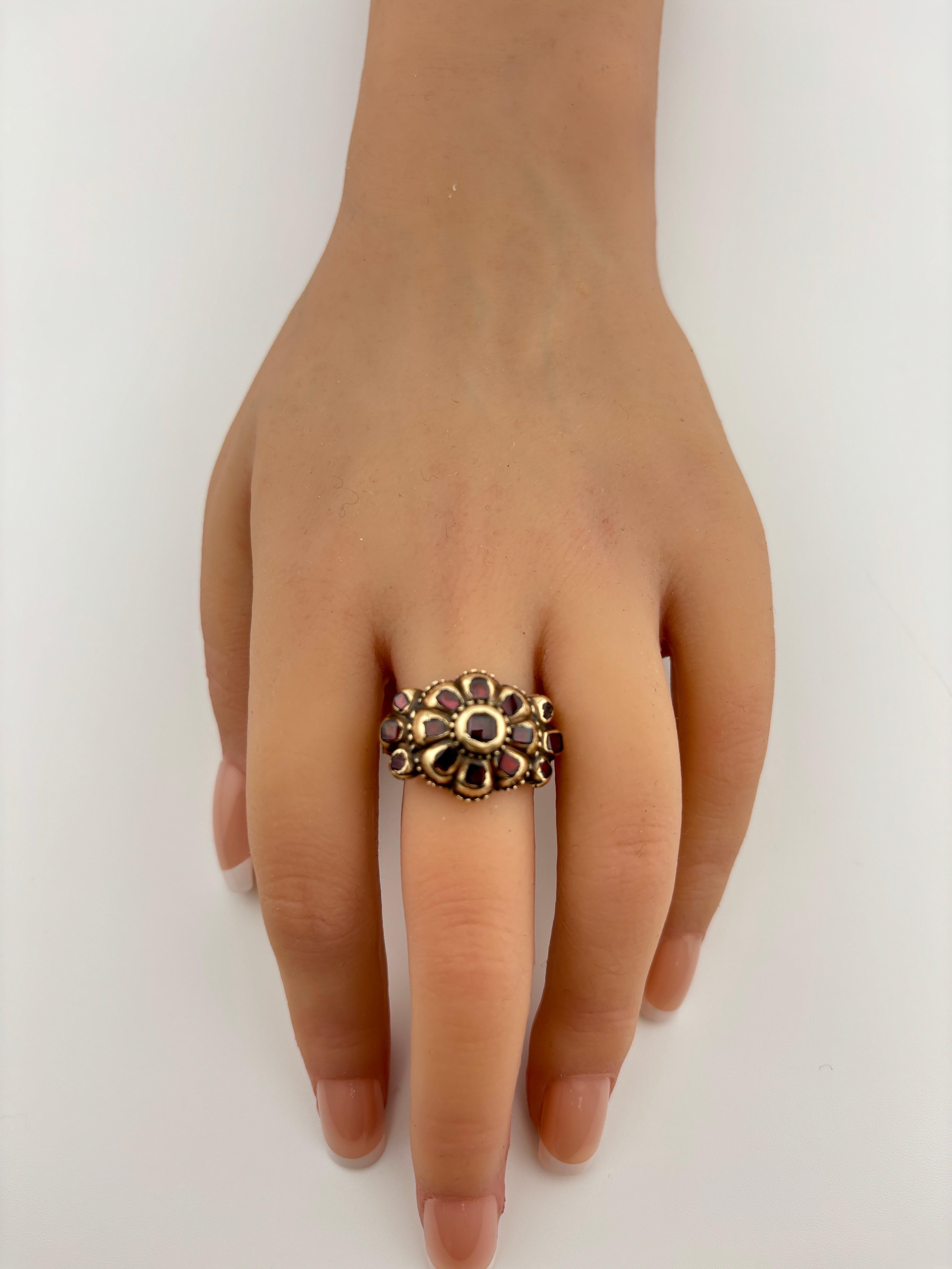 Bague Ibérique ancienne en or jaune 18 carats avec grenat taille table en vente 6