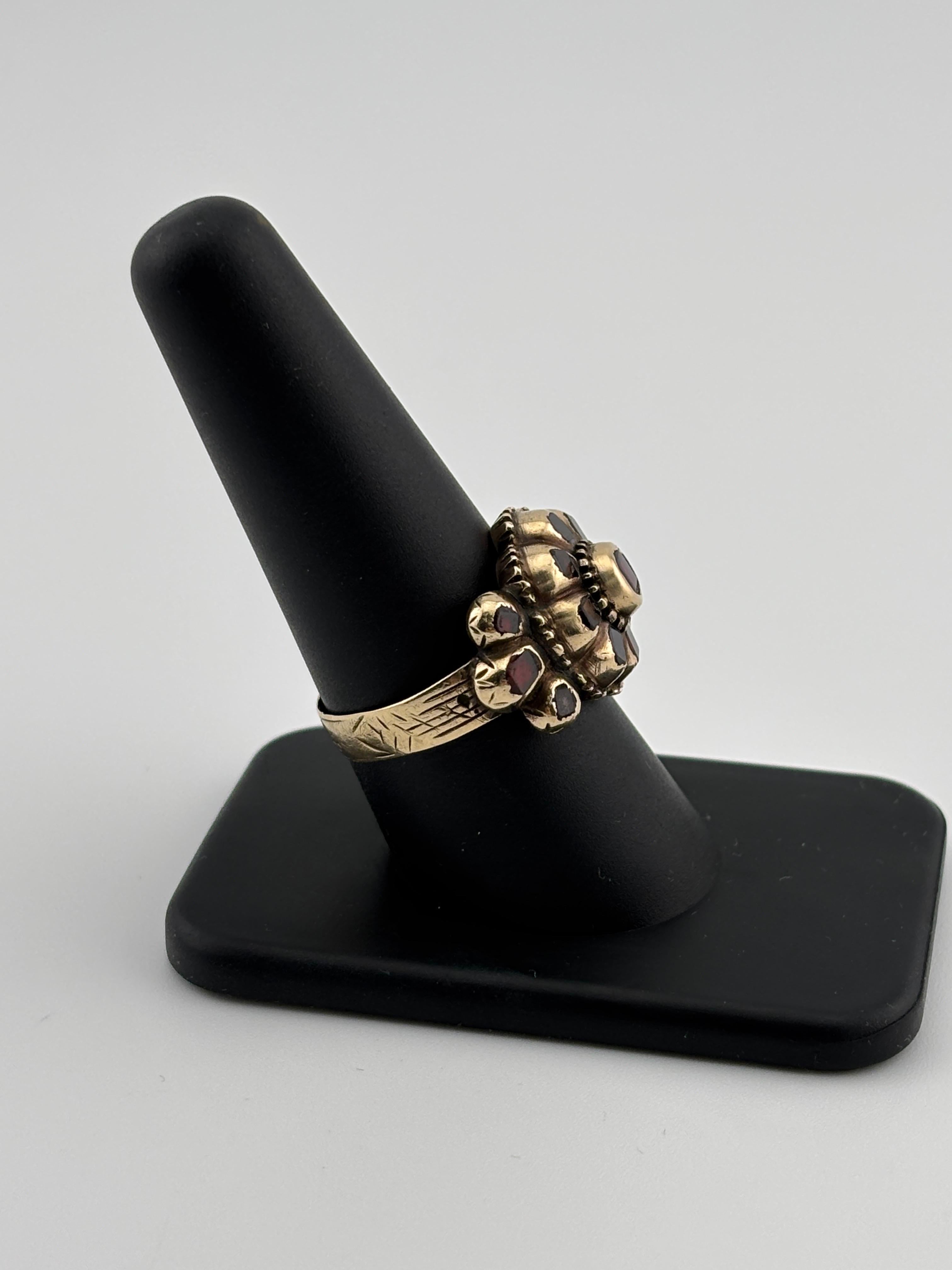 Bague Ibérique ancienne en or jaune 18 carats avec grenat taille table en vente 7