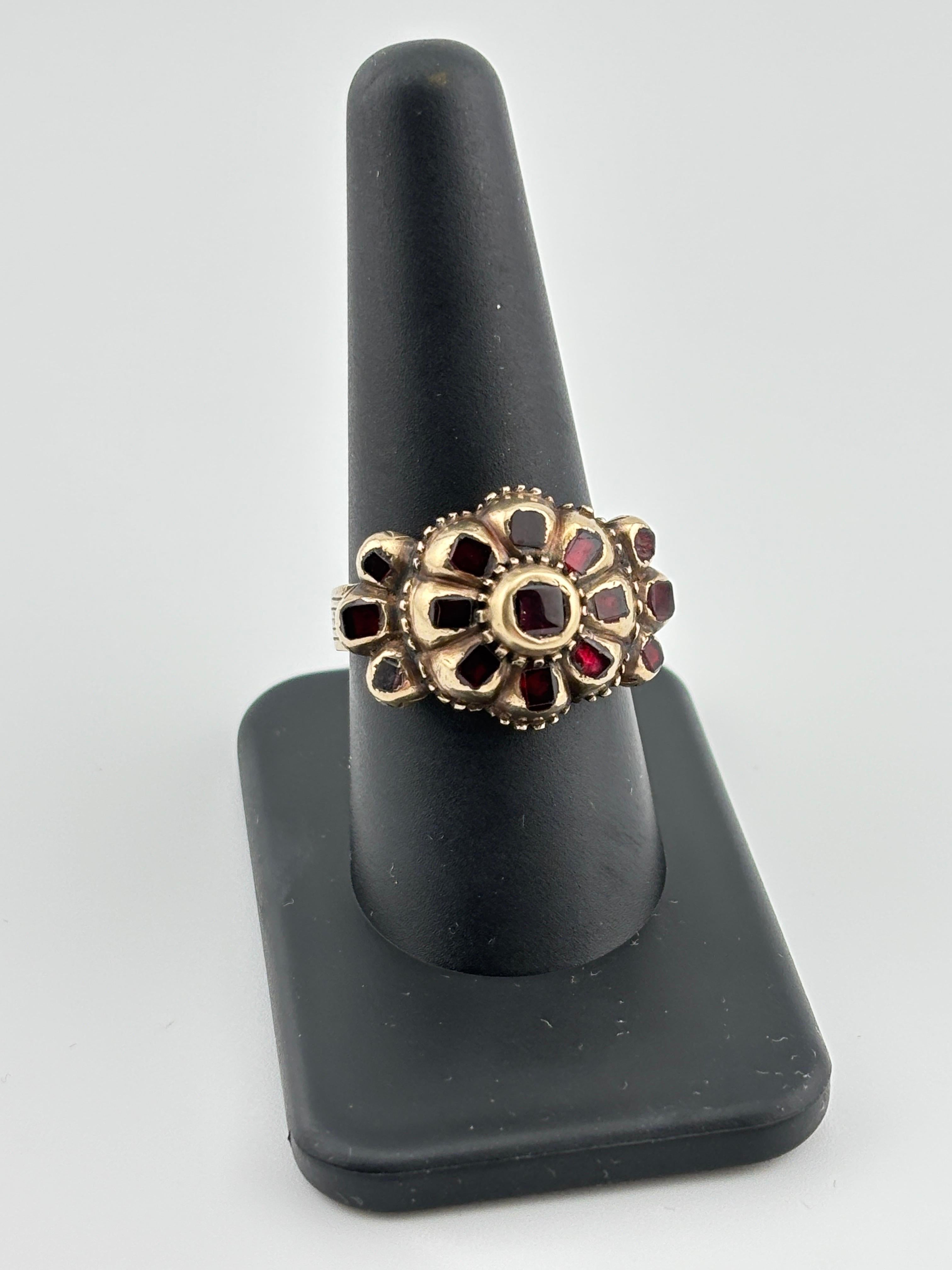 Bague Ibérique ancienne en or jaune 18 carats avec grenat taille table en vente 8