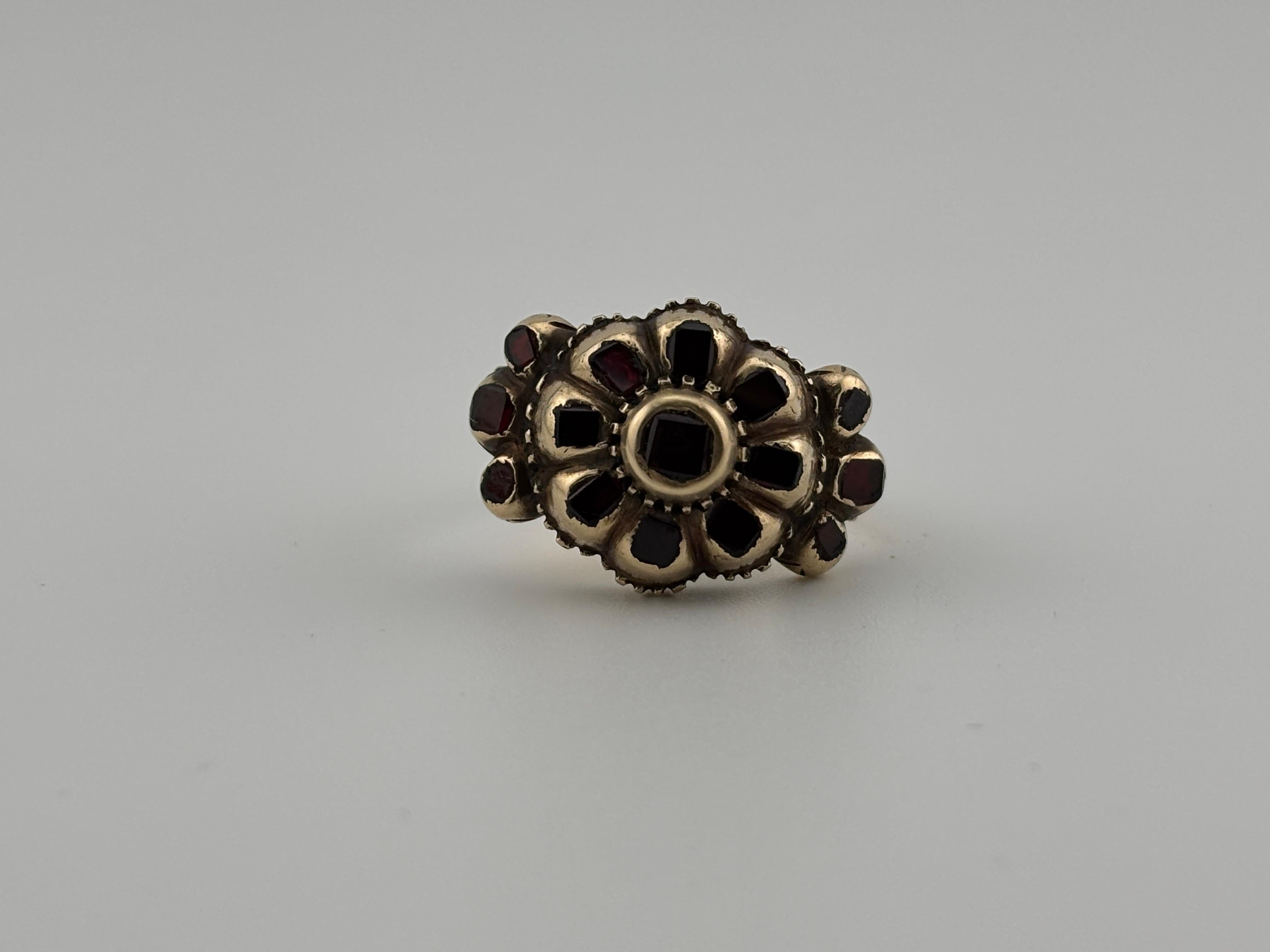 Bague Ibérique ancienne en or jaune 18 carats avec grenat taille table en vente 9
