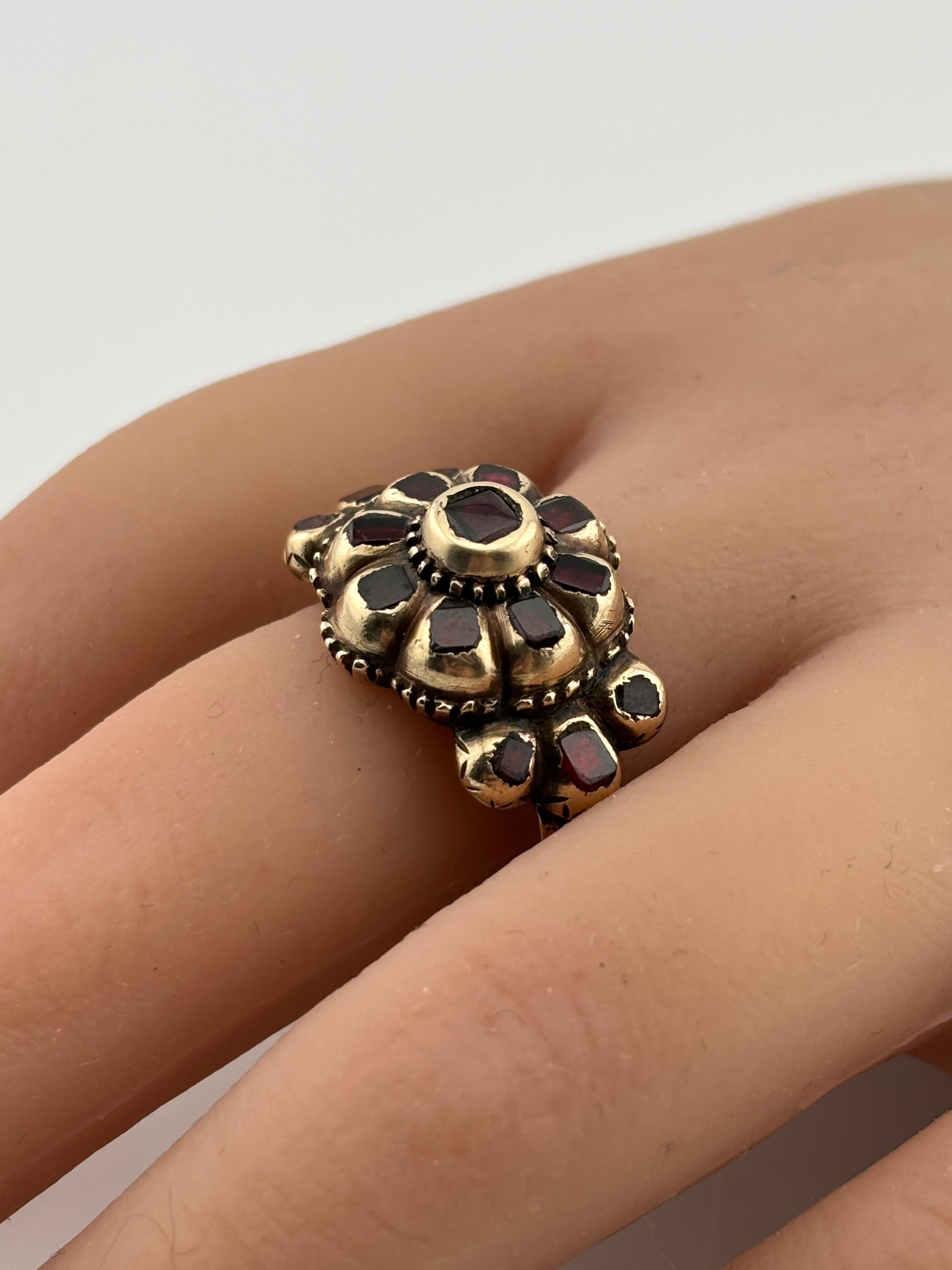 Bague Ibérique ancienne en or jaune 18 carats avec grenat taille table en vente 10