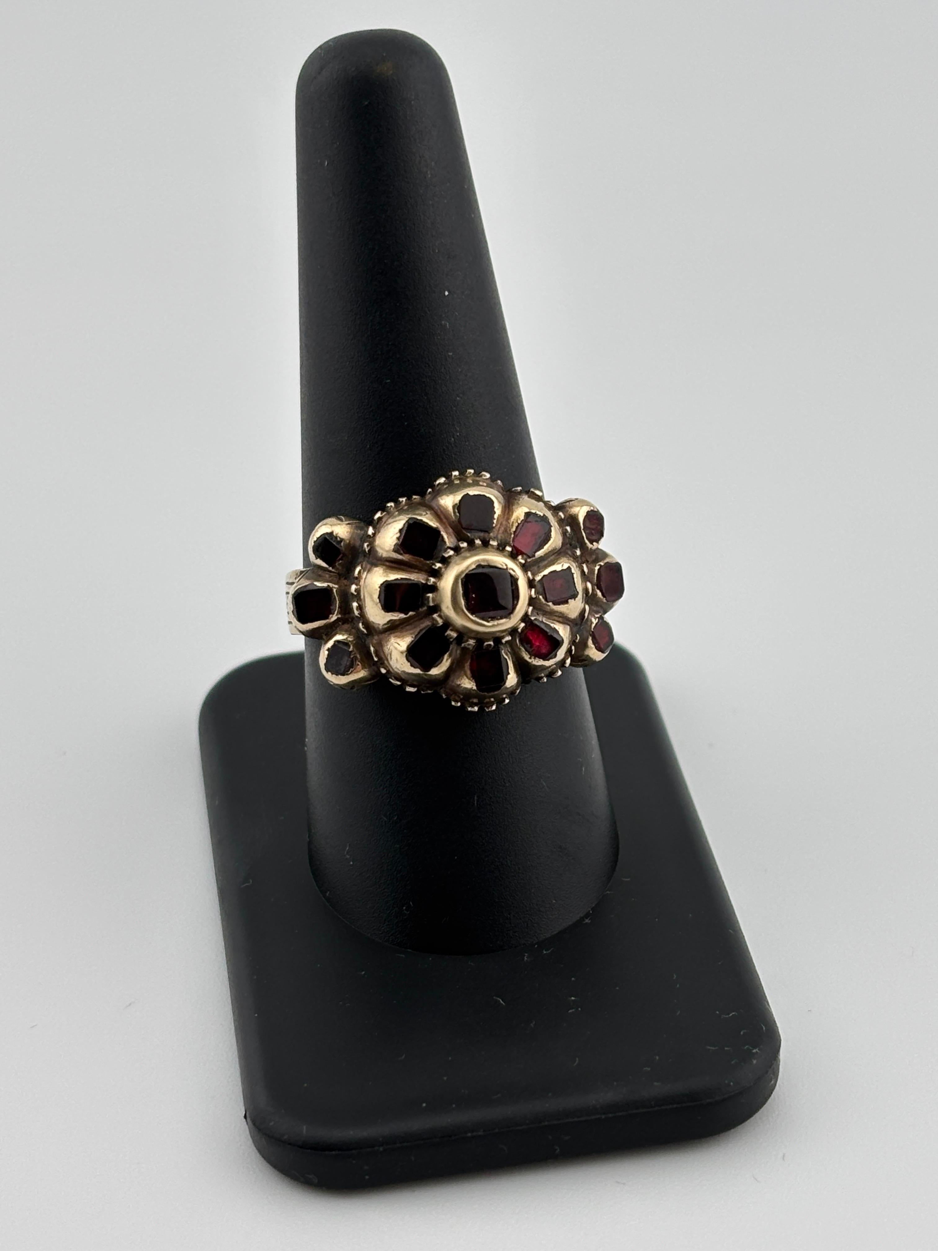 Bague Ibérique ancienne en or jaune 18 carats avec grenat taille table en vente 11