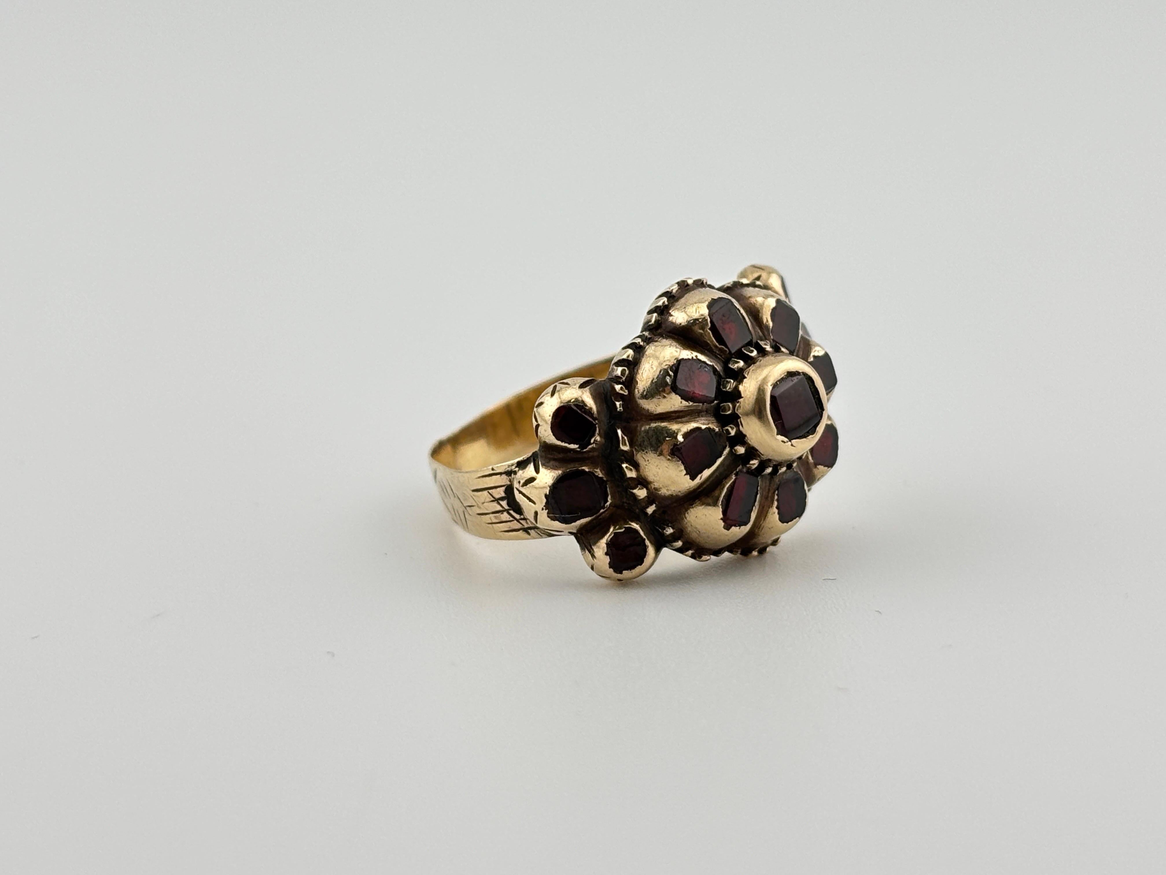 Bague Ibérique ancienne en or jaune 18 carats avec grenat taille table en vente 12