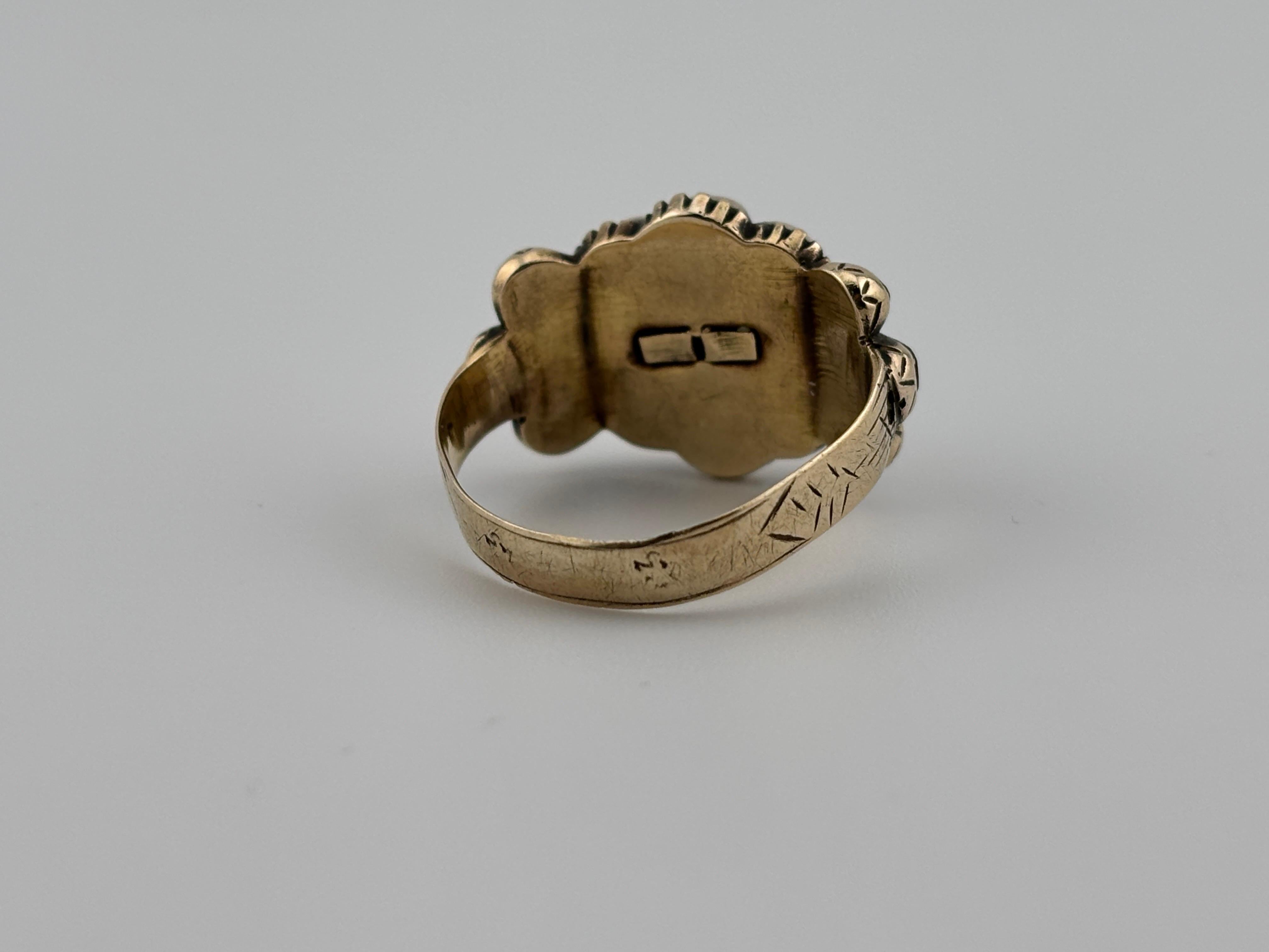 Matériau : Or jaune 18k
Poids : 7,7 grammes
Pierre précieuse : Grenat - taille de table
Période d'origine : Vers les années 1750

Le grenat de cette bague est taillé en forme de table, une taille populaire au XVIIIe siècle. Cette taille particulière