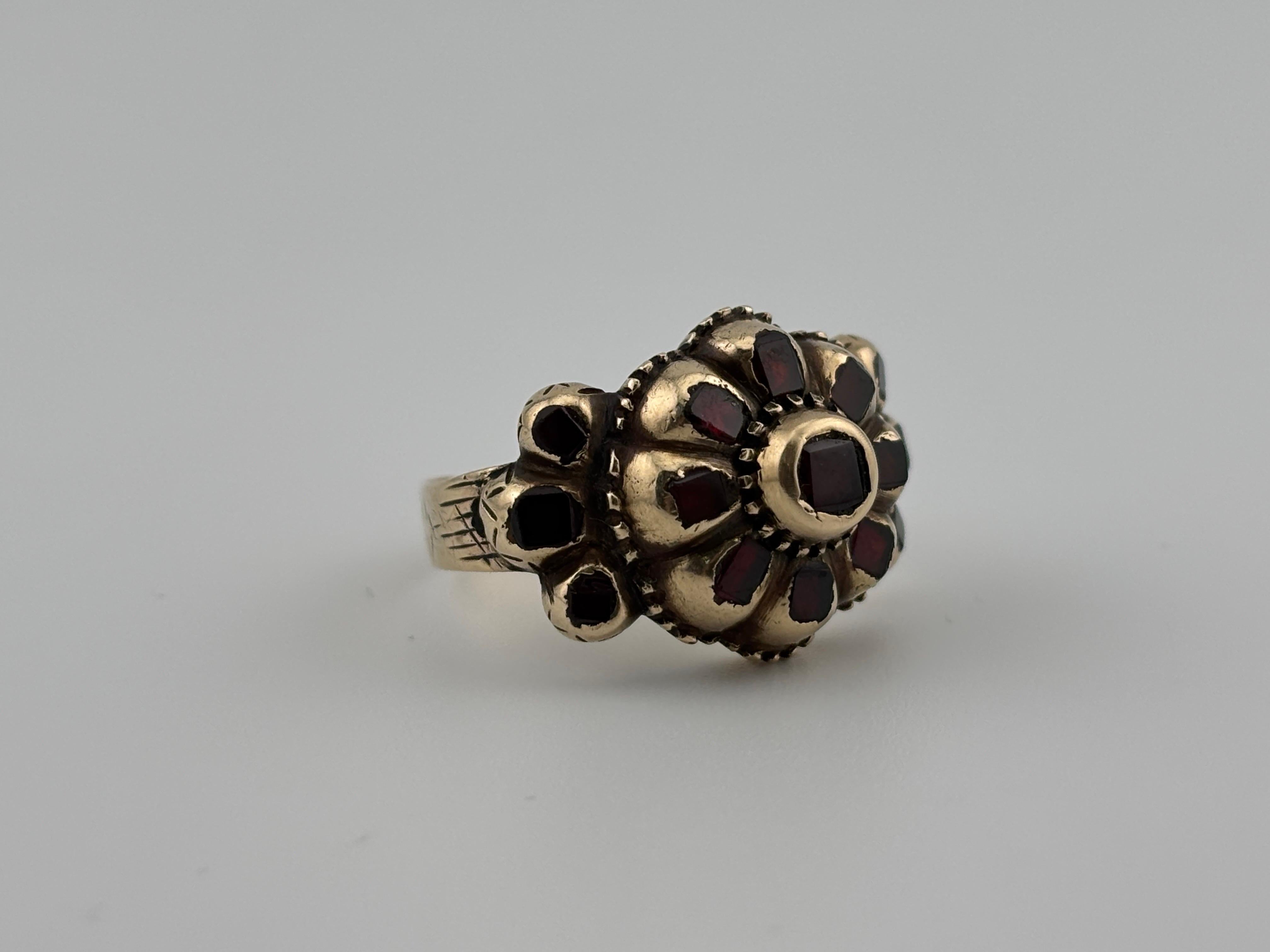 Taille carrée Bague Ibérique ancienne en or jaune 18 carats avec grenat taille table en vente