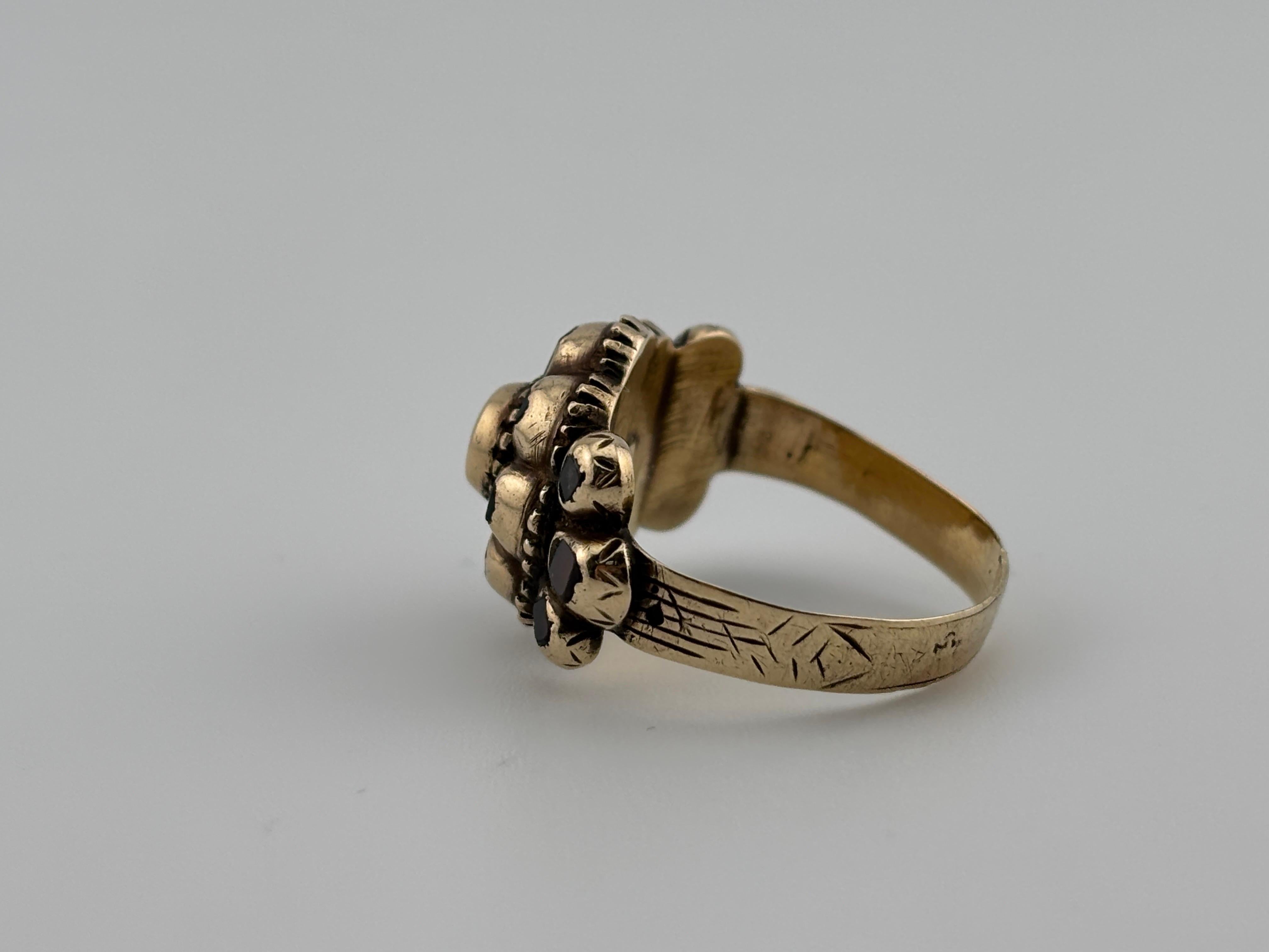 Bague Ibérique ancienne en or jaune 18 carats avec grenat taille table en vente 1