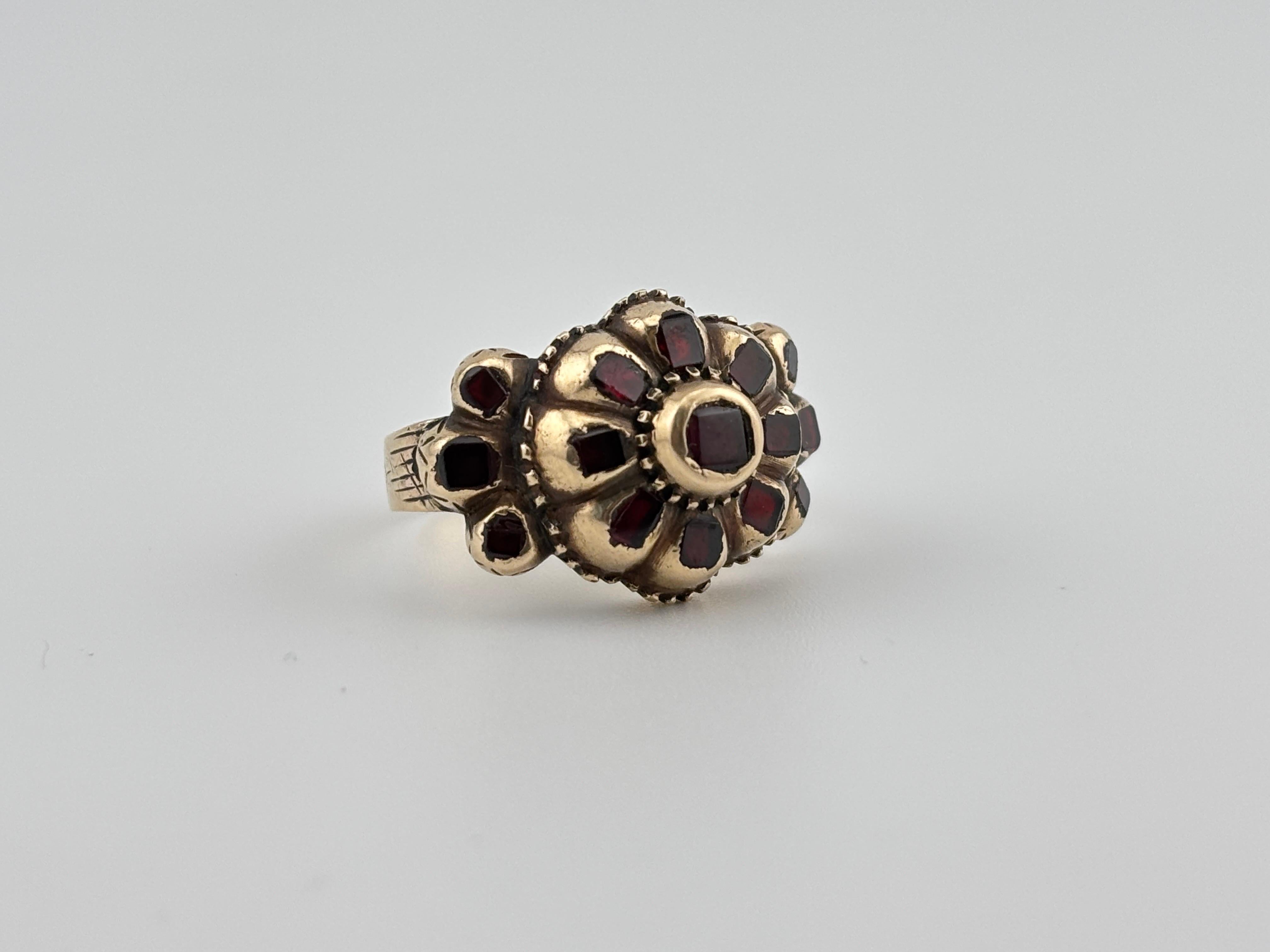 Bague Ibérique ancienne en or jaune 18 carats avec grenat taille table en vente 2