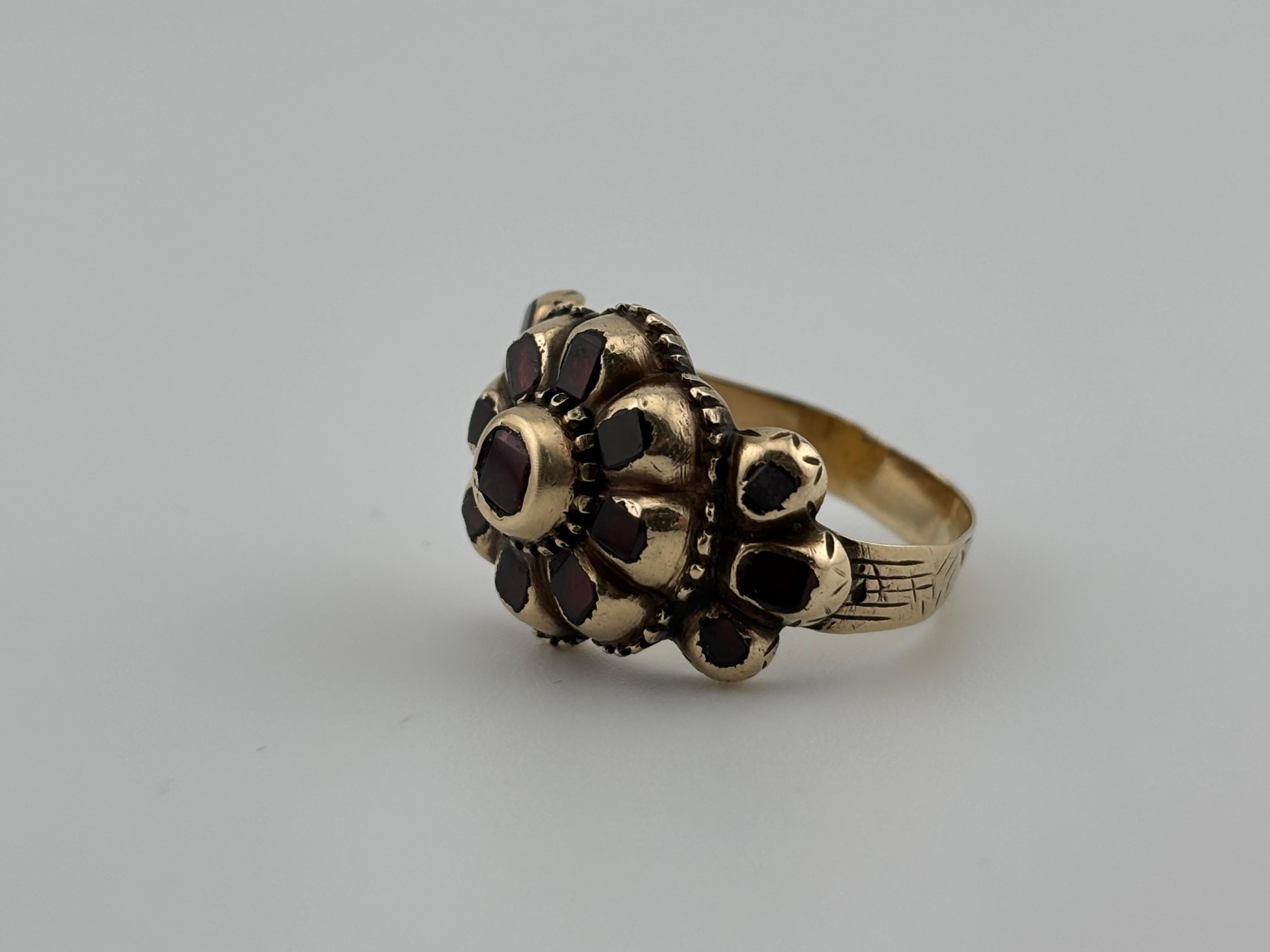 Bague Ibérique ancienne en or jaune 18 carats avec grenat taille table en vente 3