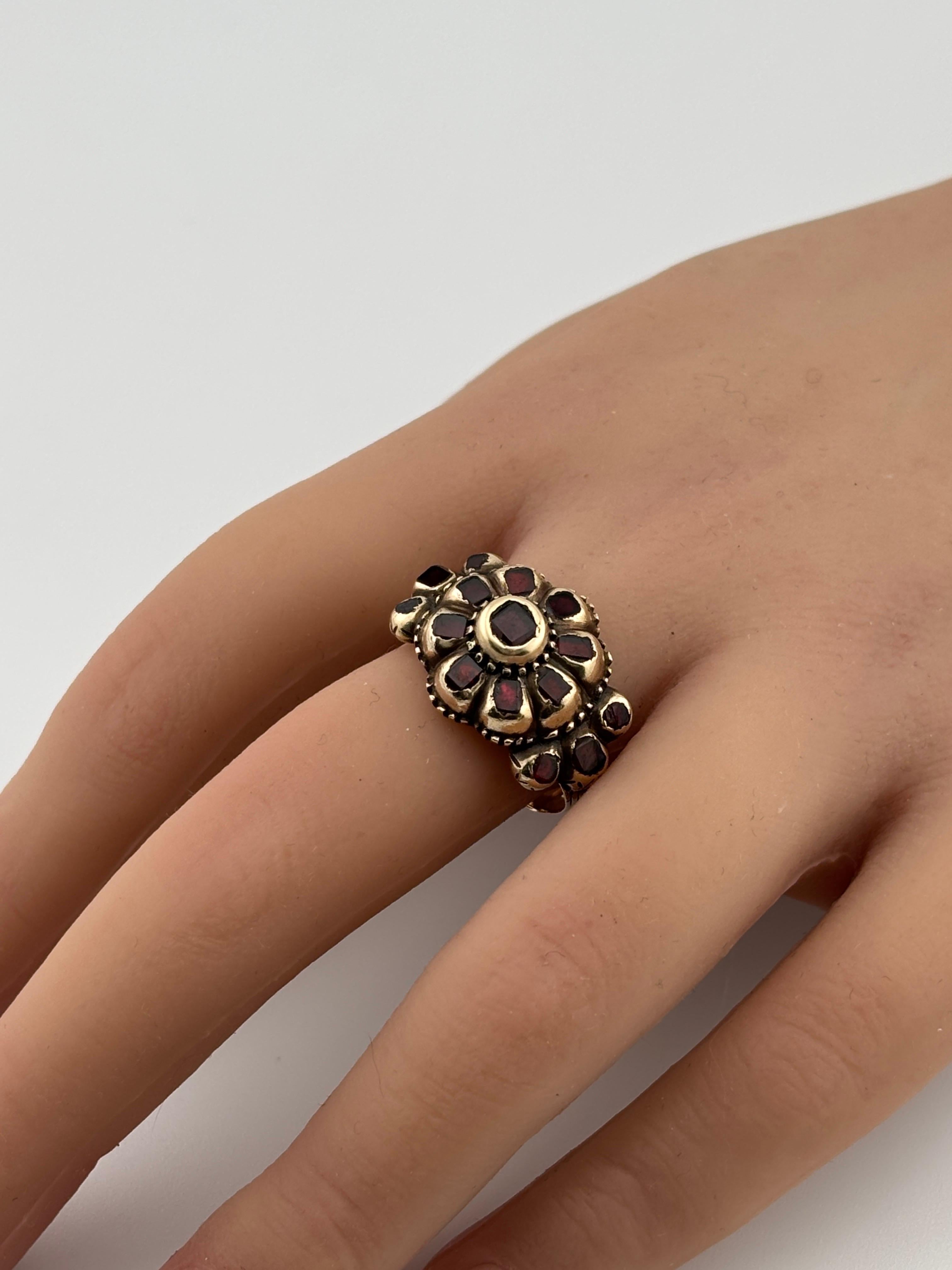Bague Ibérique ancienne en or jaune 18 carats avec grenat taille table en vente 4