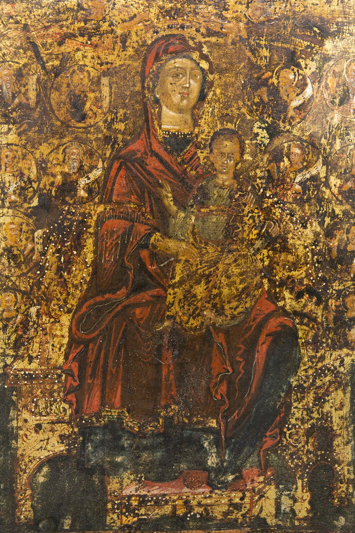 Prächtige antike Ikone, entworfen 1300 und 1400, italienische Herstellung.
Das Gemälde befindet sich auf einer rechteckigen Holztafel. Das Gemälde zeigt die Jungfrau Maria auf einem Thron sitzend mit Jesus Christus in ihren Armen.
Auf der Seite