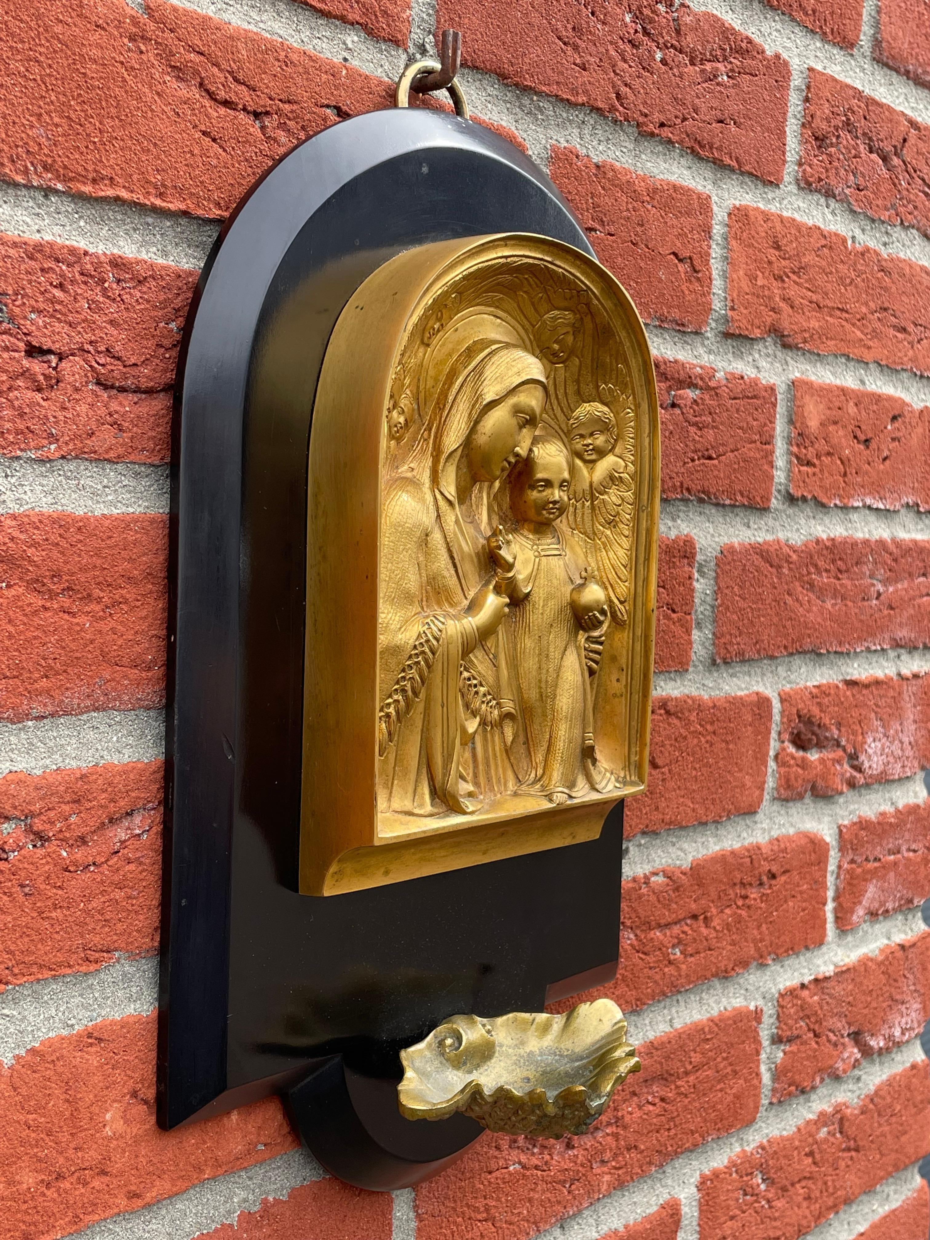 Plaque ancienne en bronze doré représentant Marie et enfant Jésus au-dessus d'une fontaine d'eau sainte en vente 3