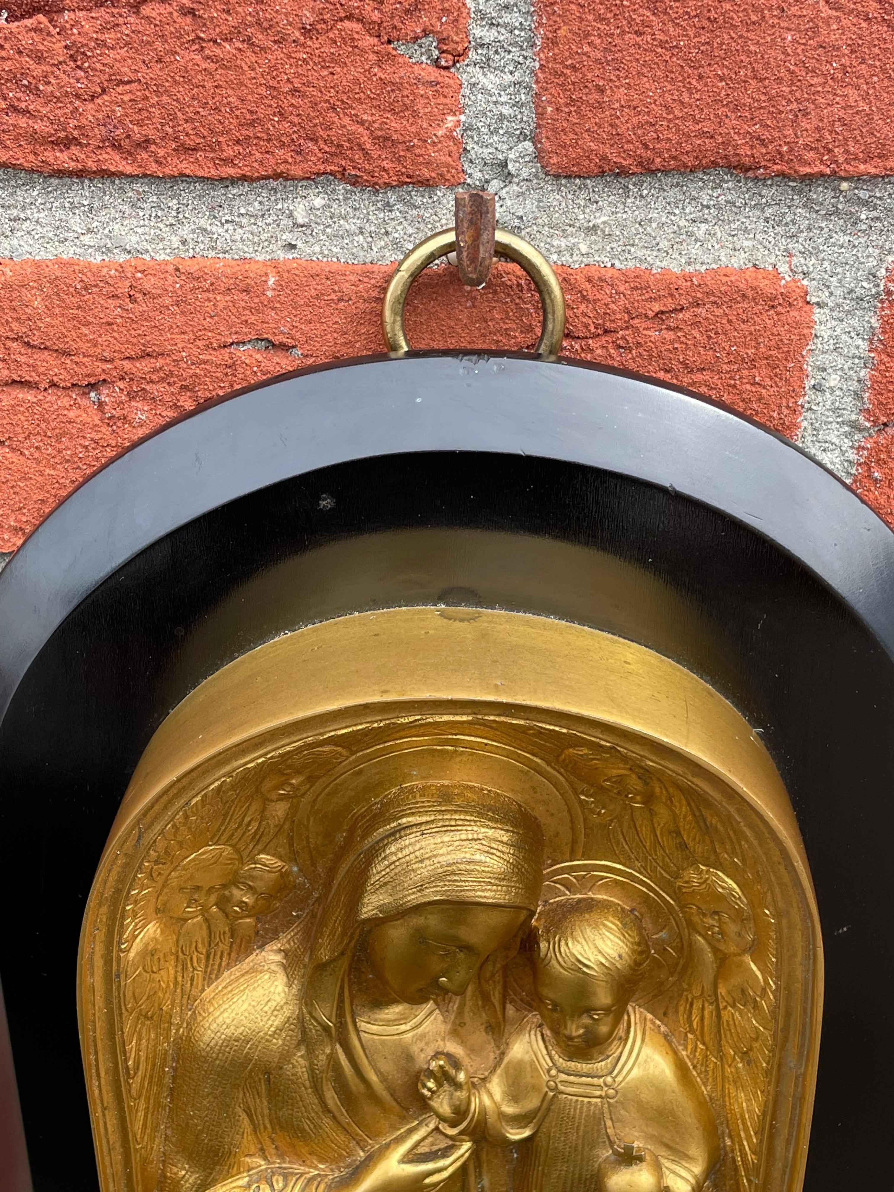Plaque ancienne en bronze doré représentant Marie et enfant Jésus au-dessus d'une fontaine d'eau sainte en vente 4