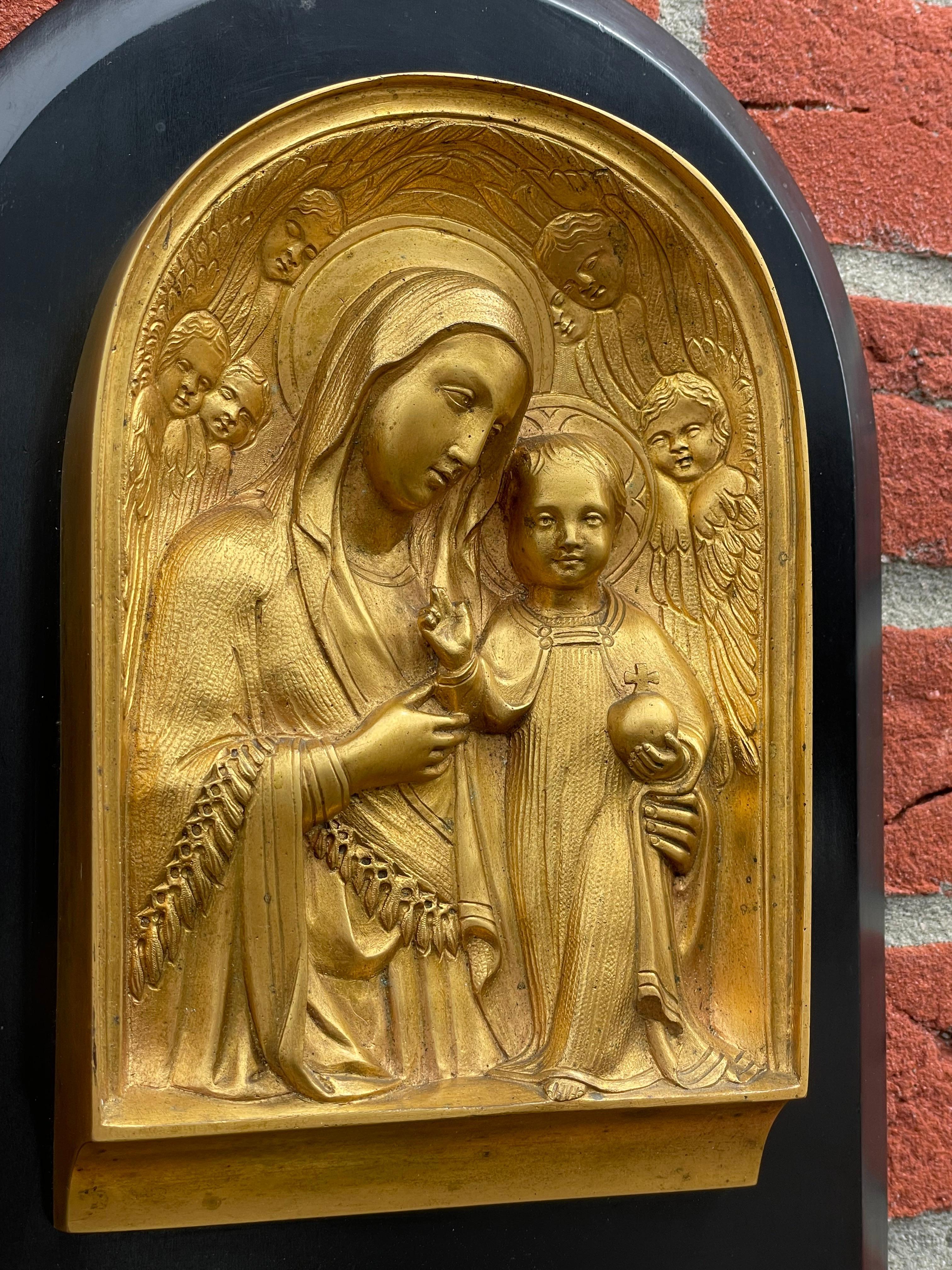 Plaque ancienne en bronze doré représentant Marie et enfant Jésus au-dessus d'une fontaine d'eau sainte en vente 5
