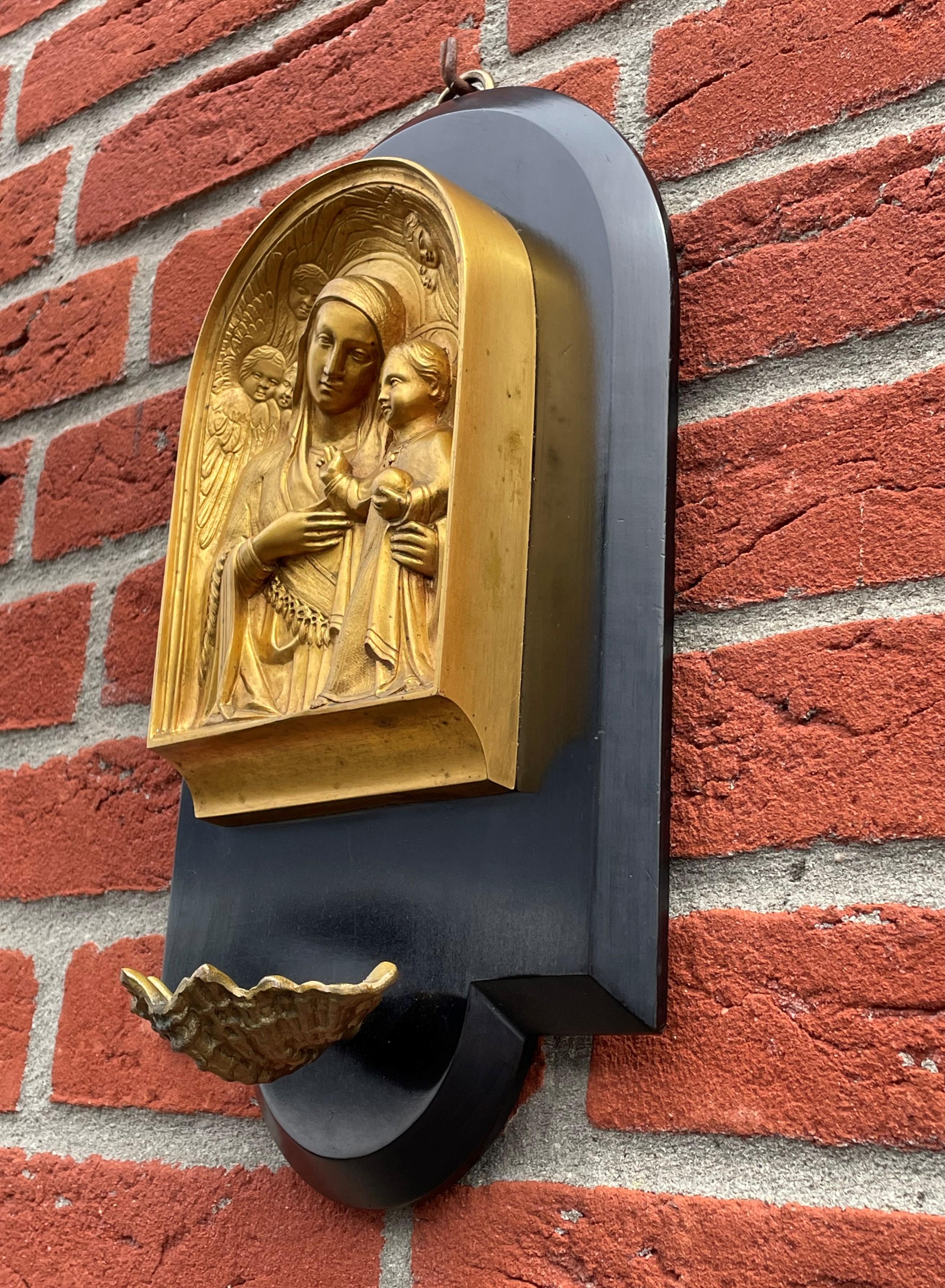 Plaque ancienne en bronze doré représentant Marie et enfant Jésus au-dessus d'une fontaine d'eau sainte en vente 7