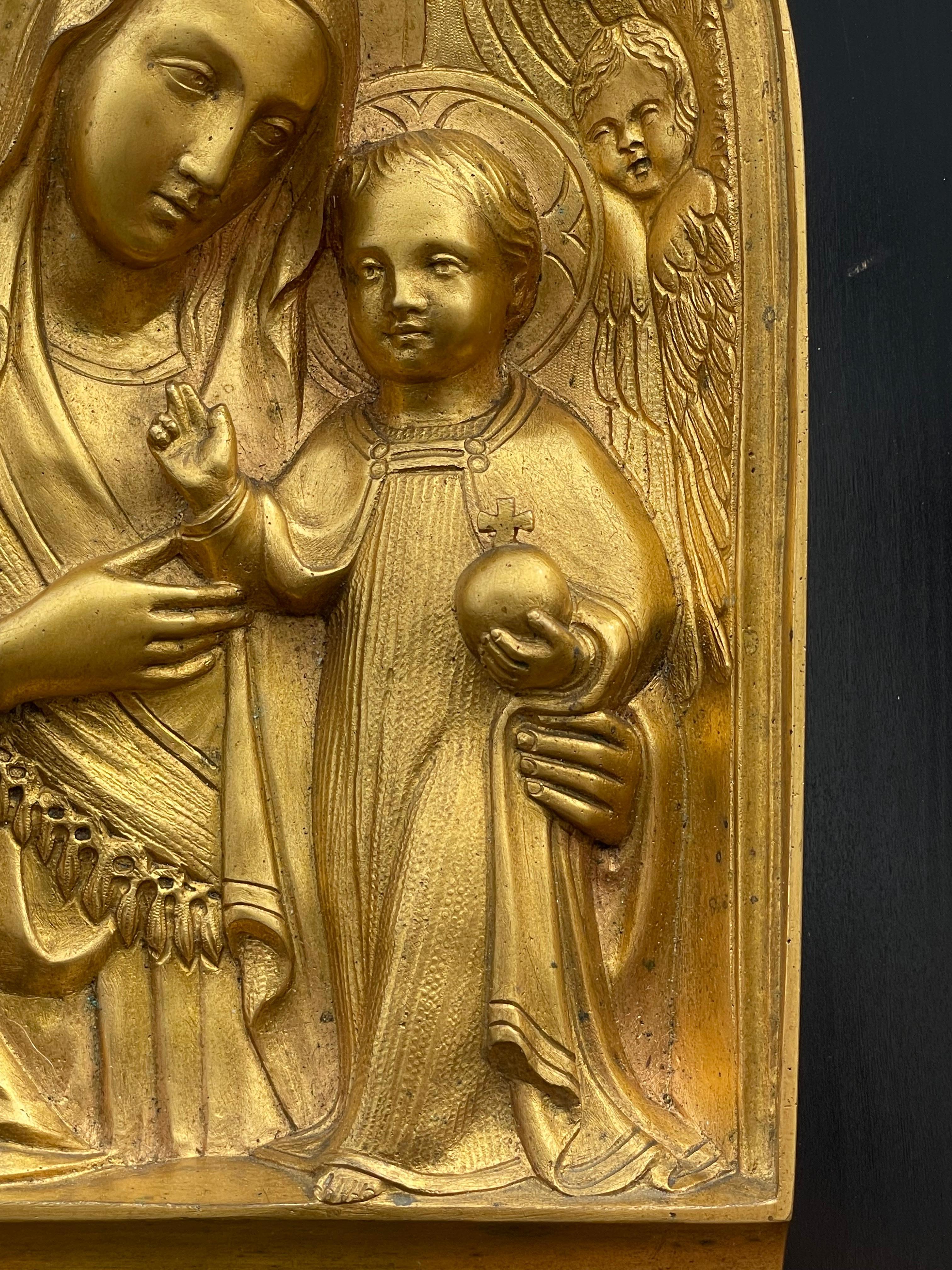 Néo-gothique Plaque ancienne en bronze doré représentant Marie et enfant Jésus au-dessus d'une fontaine d'eau sainte en vente