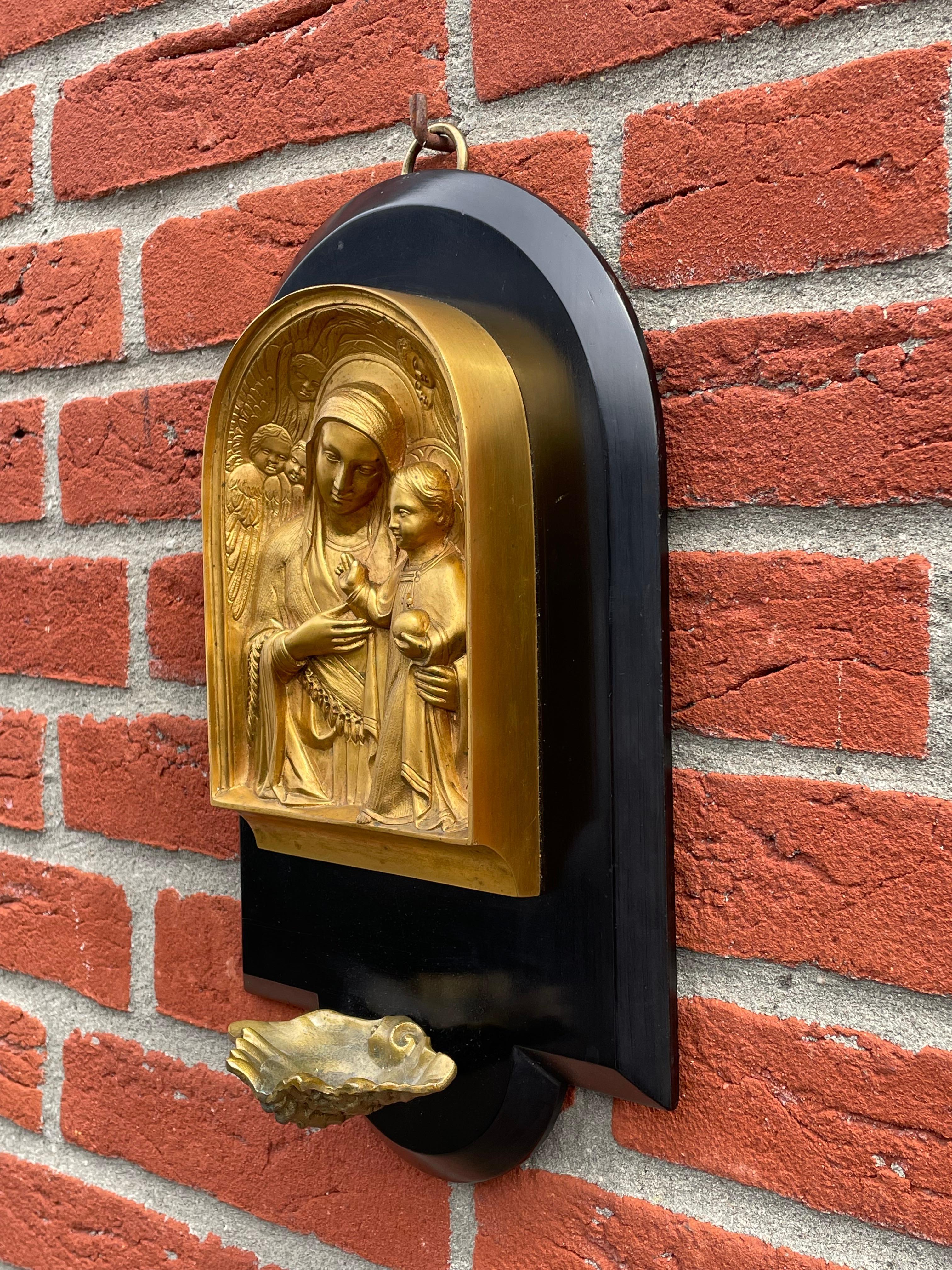 20ième siècle Plaque ancienne en bronze doré représentant Marie et enfant Jésus au-dessus d'une fontaine d'eau sainte en vente